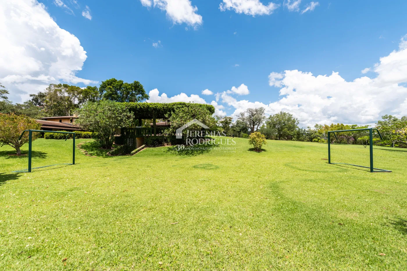 Sitio com 9 suítes, 2.600 m² - Piracaia/SP.