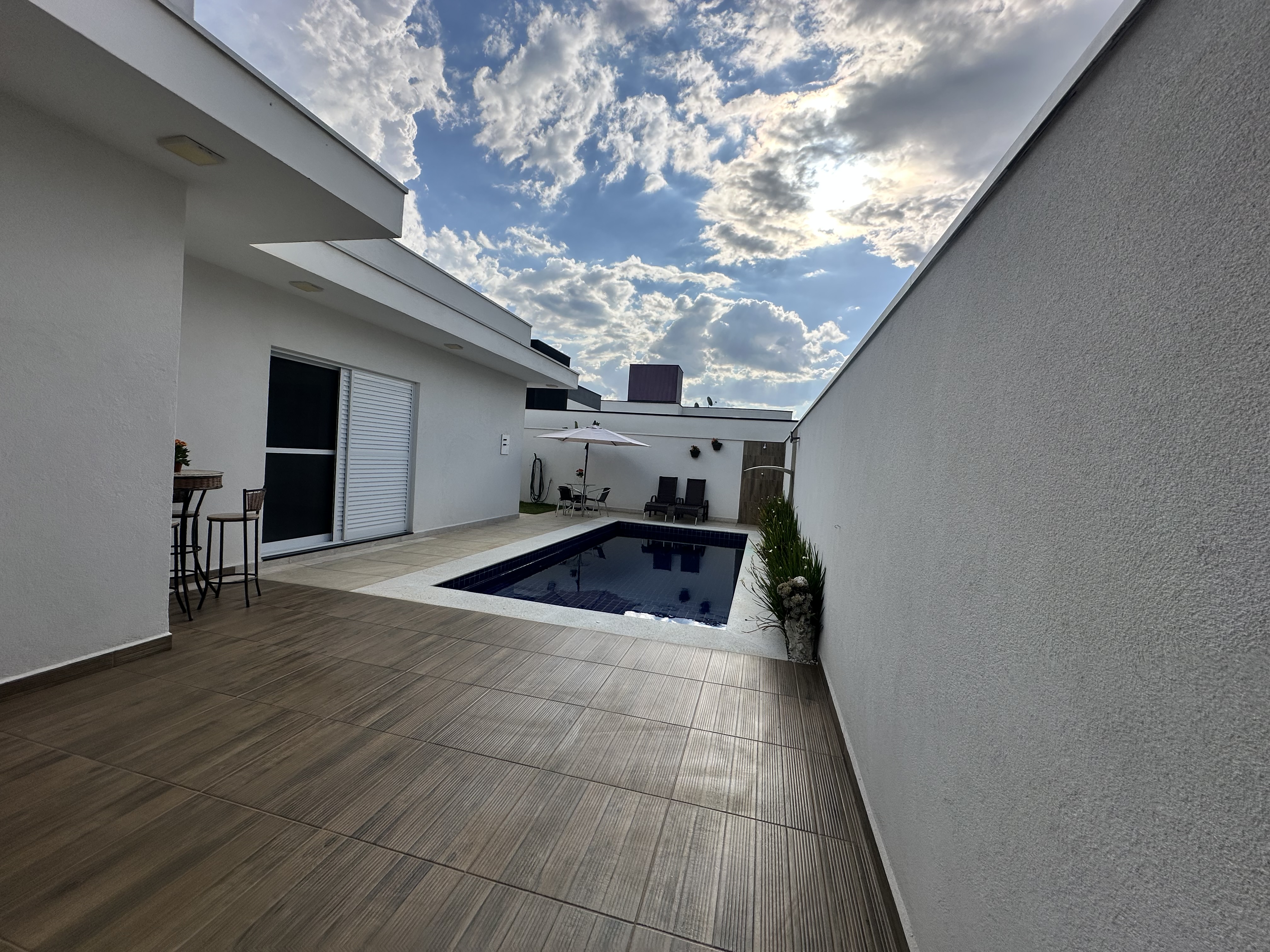 Casa para venda e locação com 3 suítes no Condomínio Reserva dos Lagos em Pindamonhangaba/SP.