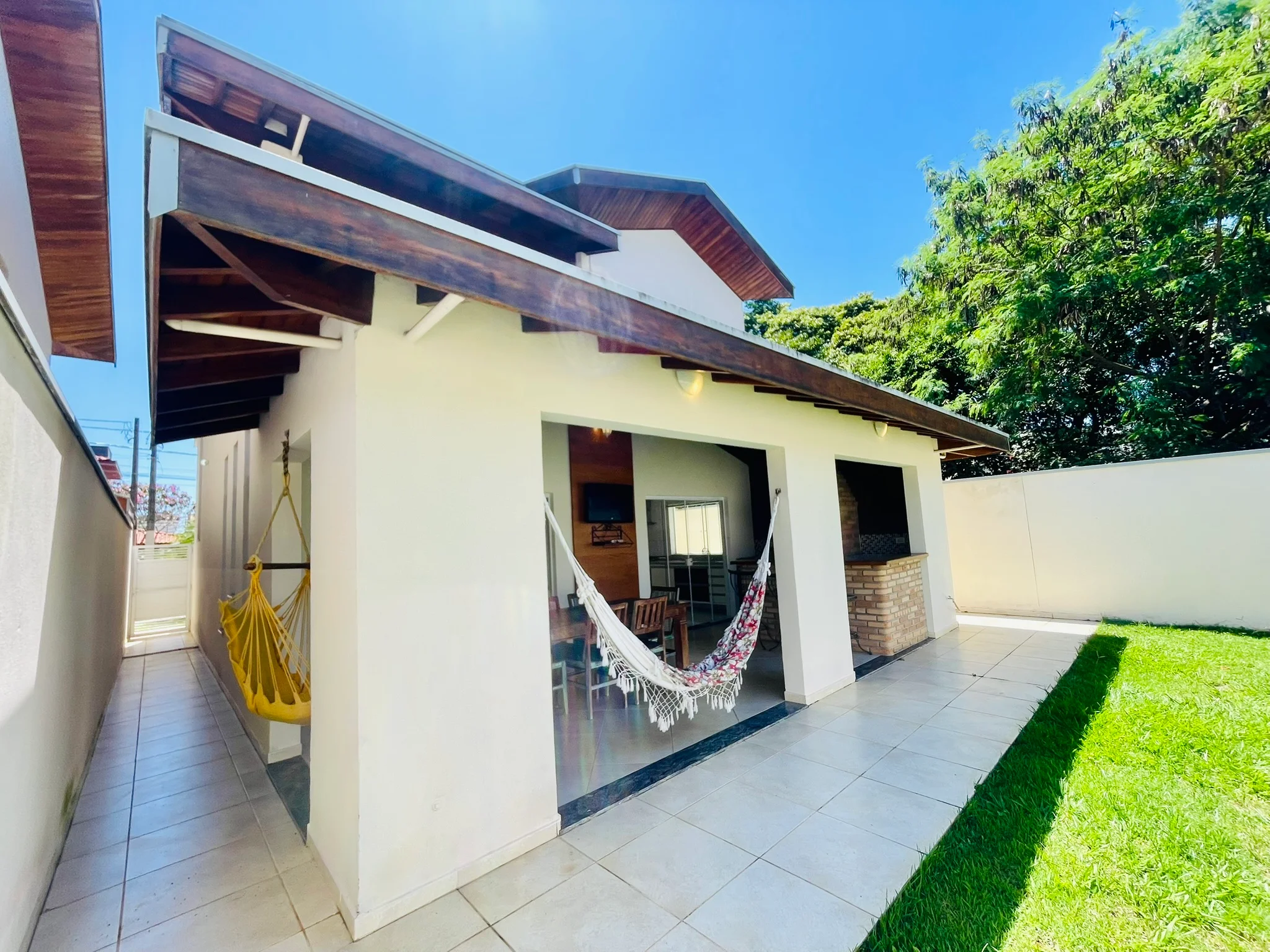 Casa à venda com 4 dormitórios no Condomínio Campos do Conde III em Tremembé/SP. 