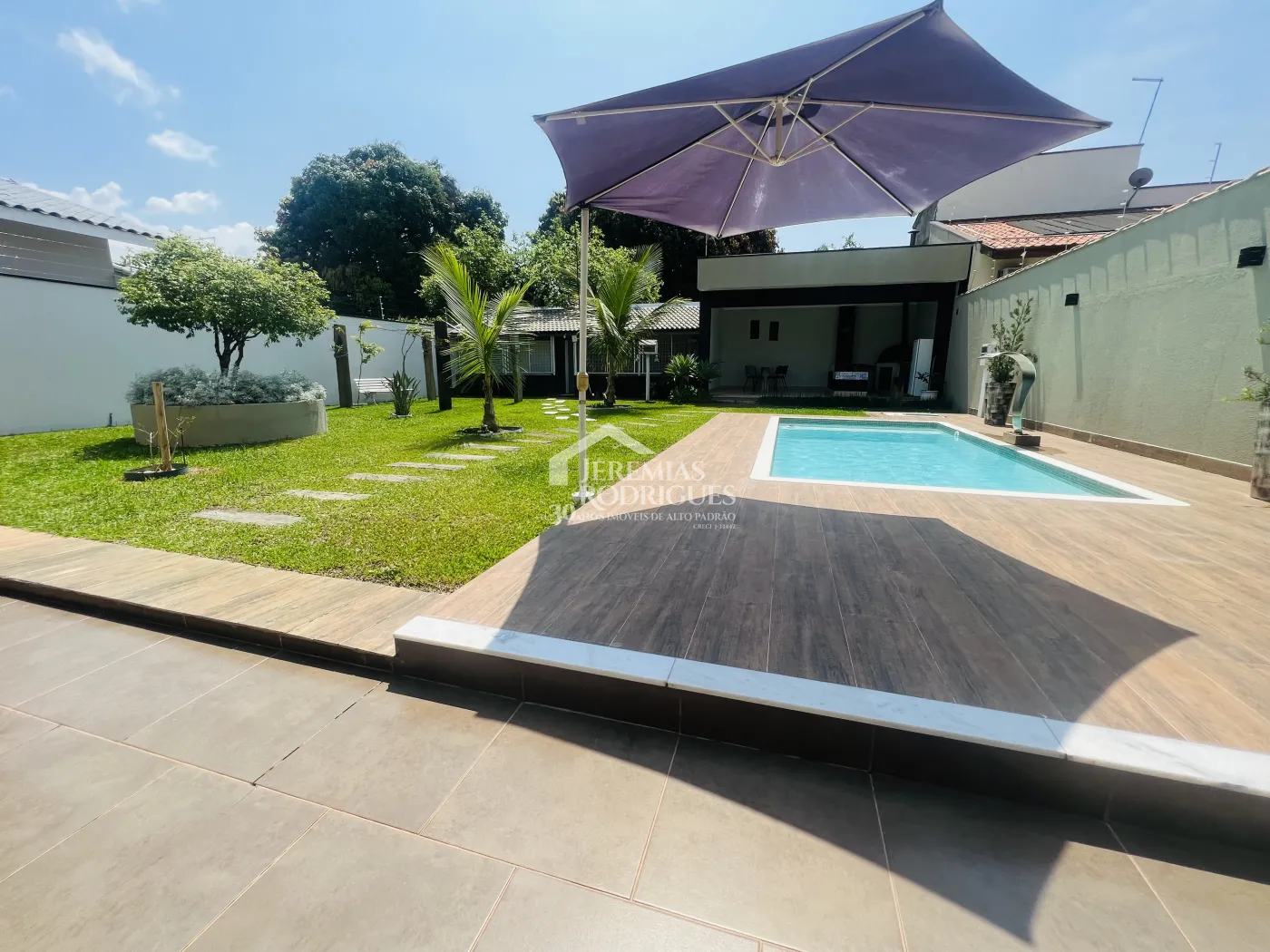 Casa à venda com 3 dormitórios no bairro Lessa em Pindamonhangaba/SP. 