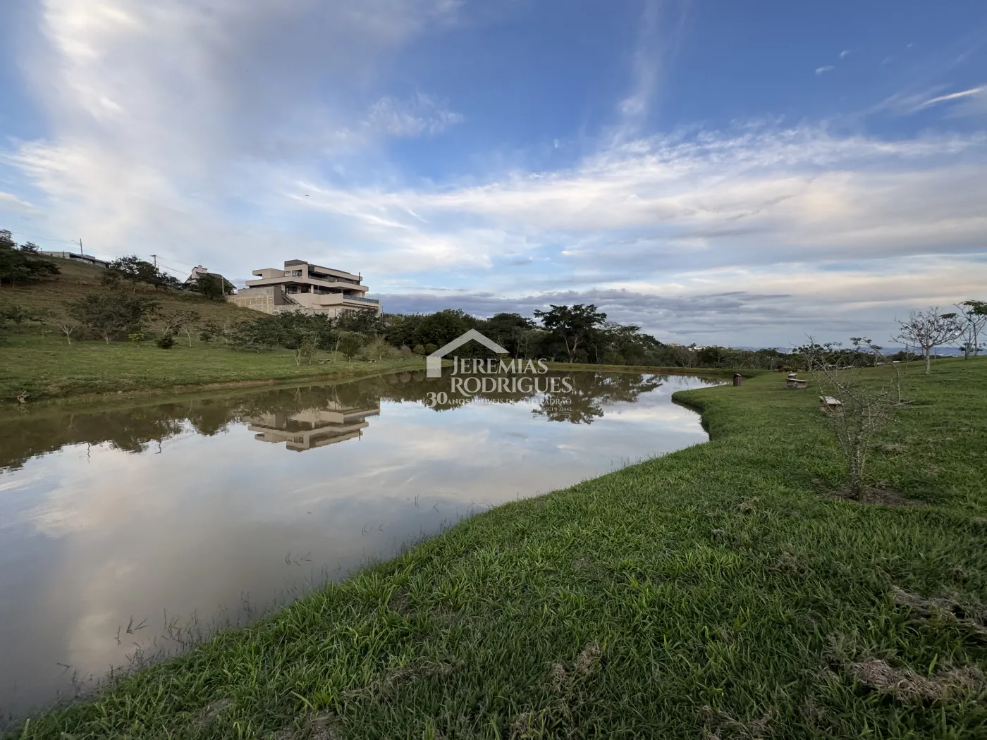 Terreno à venda com 1.100 m² no Condomínio Village da Serra em Tremembé/SP.