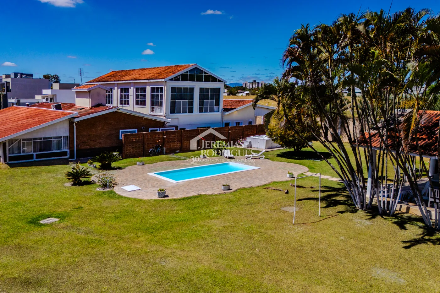 A Imobiliária Jeremias Rodrigues Imóveis de Alto Padrão disponibiliza para venda essa casa no Condomínio Morada do Visconde em Tremembé/SP.