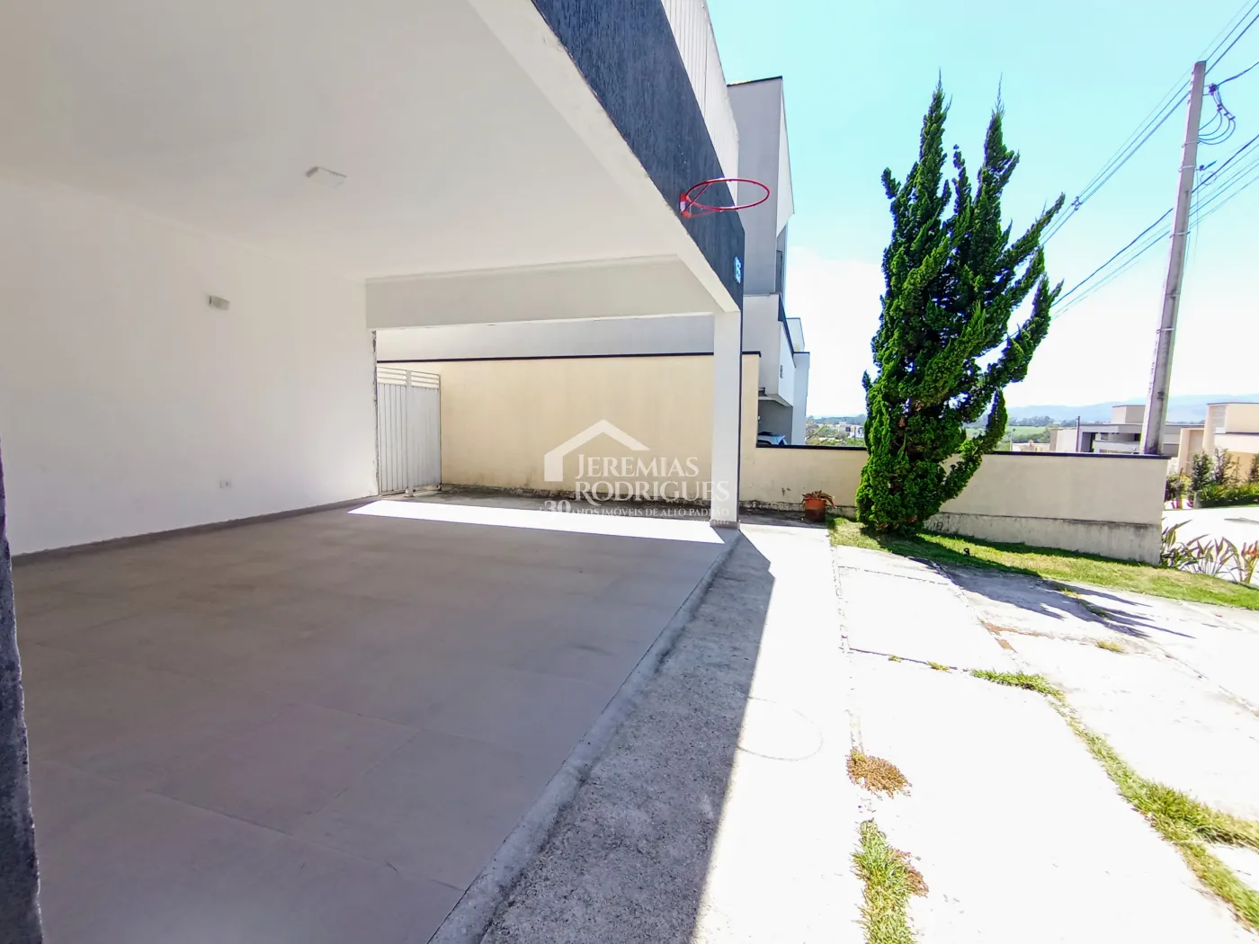 Casa à venda com 3 suítes no Condomínio Reserva dos Lagos em Pindamonhangaba/SP.