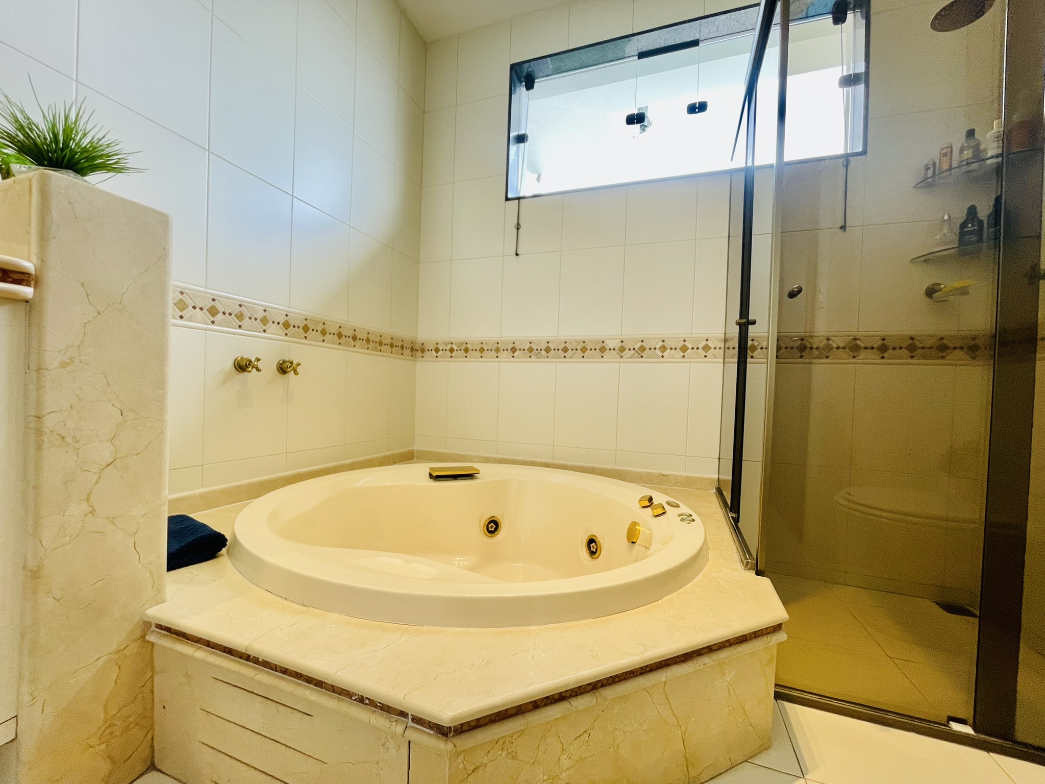 Casa para venda e locação com 4 dormitórios no Condomínio Taubaté Village em Taubaté/SP