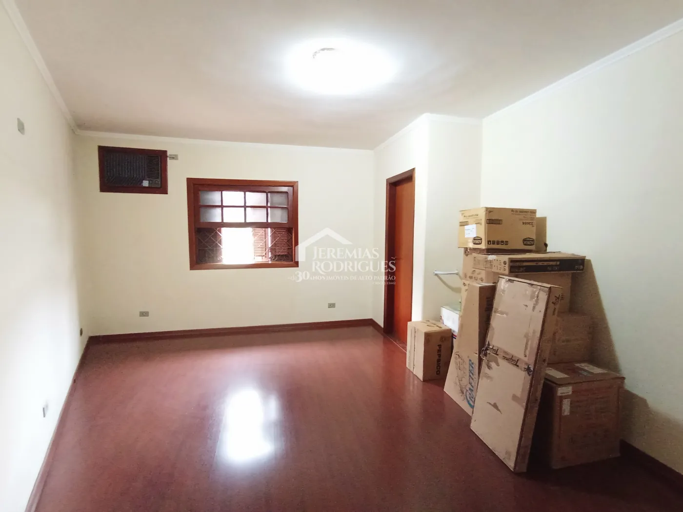 Casa para venda e locação com 3 suítes no bairro Parque das Flores em Taubaté/SP.