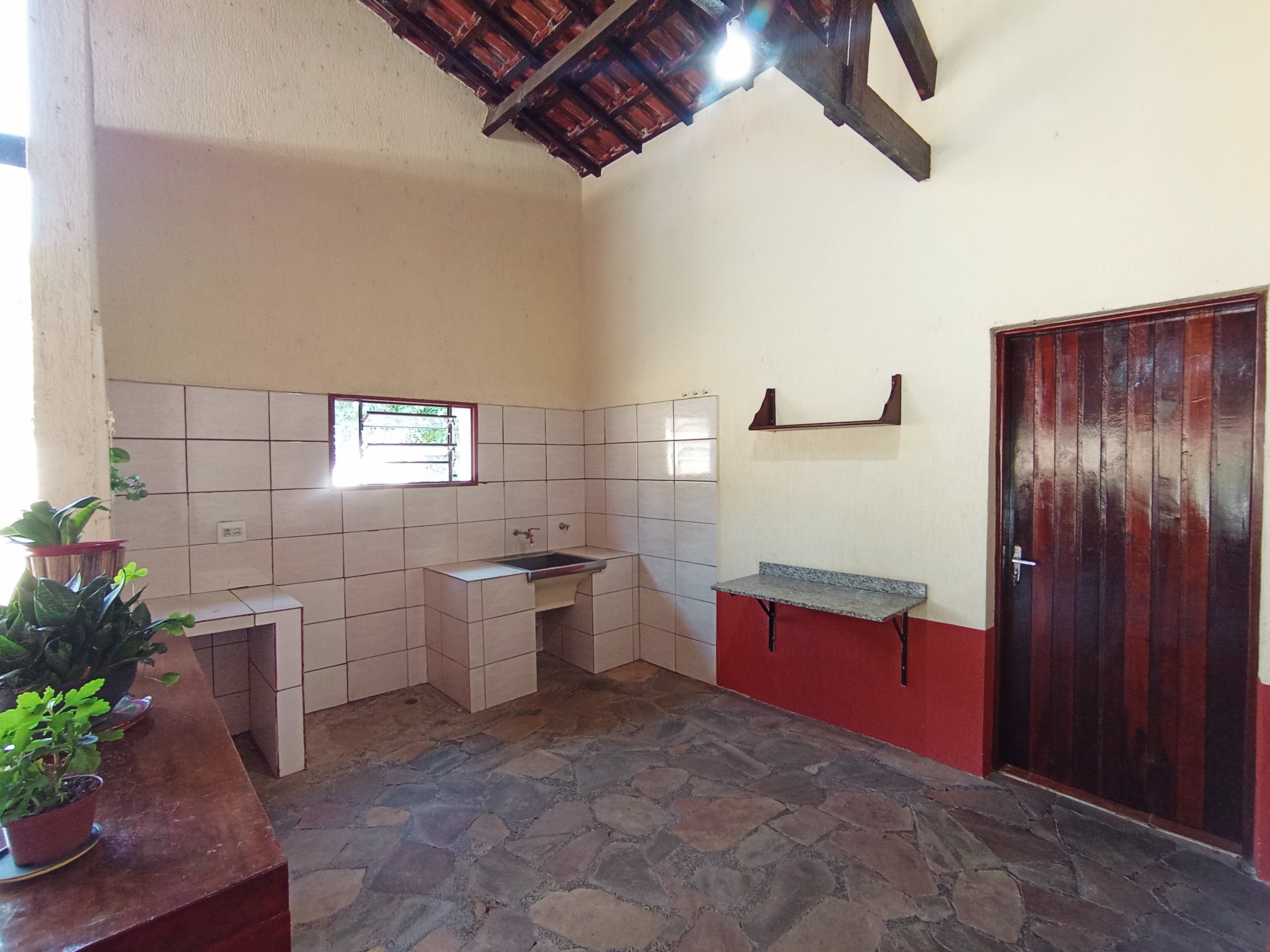 Chácara para venda e locação com 3 dormitórios no bairro Santana em Pindamonhangaba/SP.