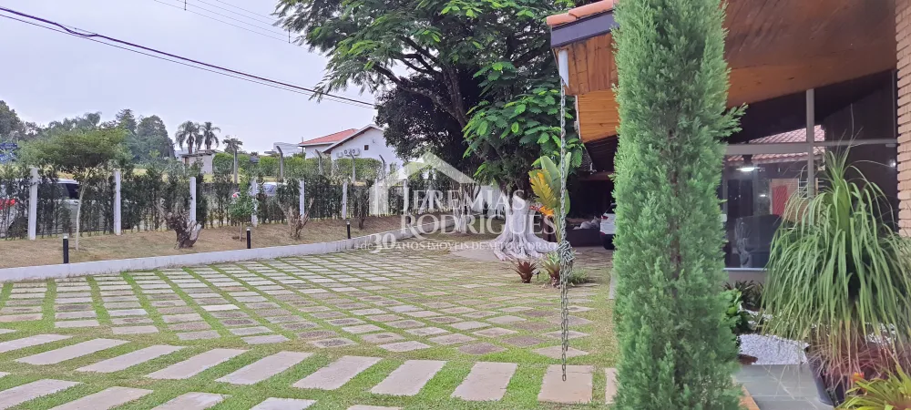 A Imobiliária Jeremias Rodrigues Imóveis de Alto Padrão disponibiliza para venda e locação essa casa no Condomínio Chácaras Cataguá em Taubaté/SP.