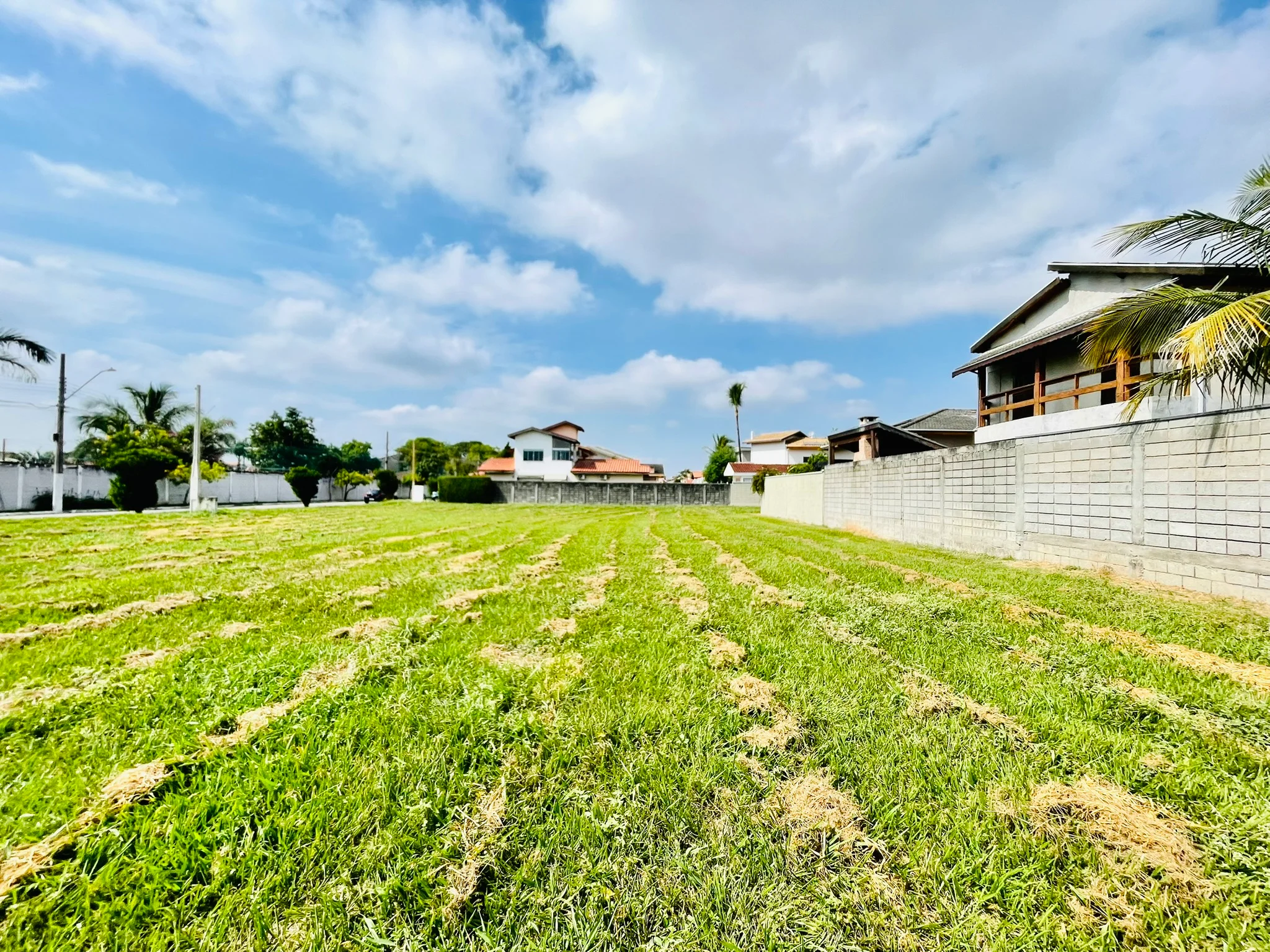 Terreno à venda no Condomínio Jardim das Hortênsias em Taubaté/SP.