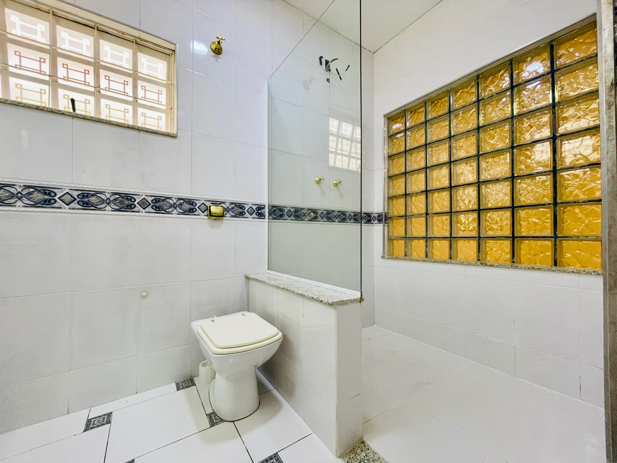 Casa à venda com 3 dormitórios no bairro Jardim das Nações em Taubaté/SP. 