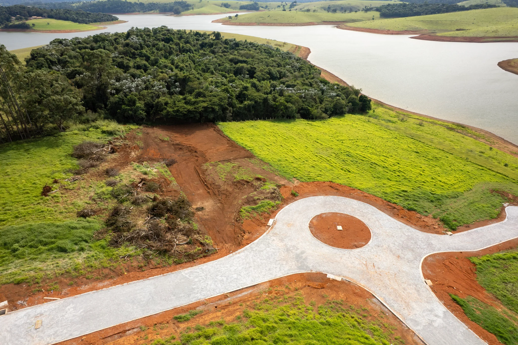 Terras de Santa Maria - Ter sua casa de veraneio às margens da represa é privilégio para poucos. — foto 11