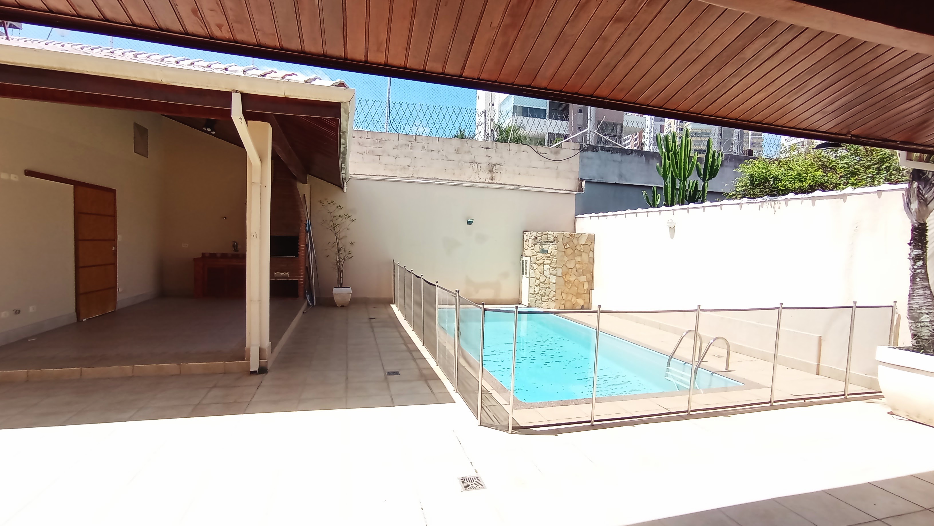 Casa à venda com 3 dormitórios no Condomínio Taubaté Village em Taubaté/SP.