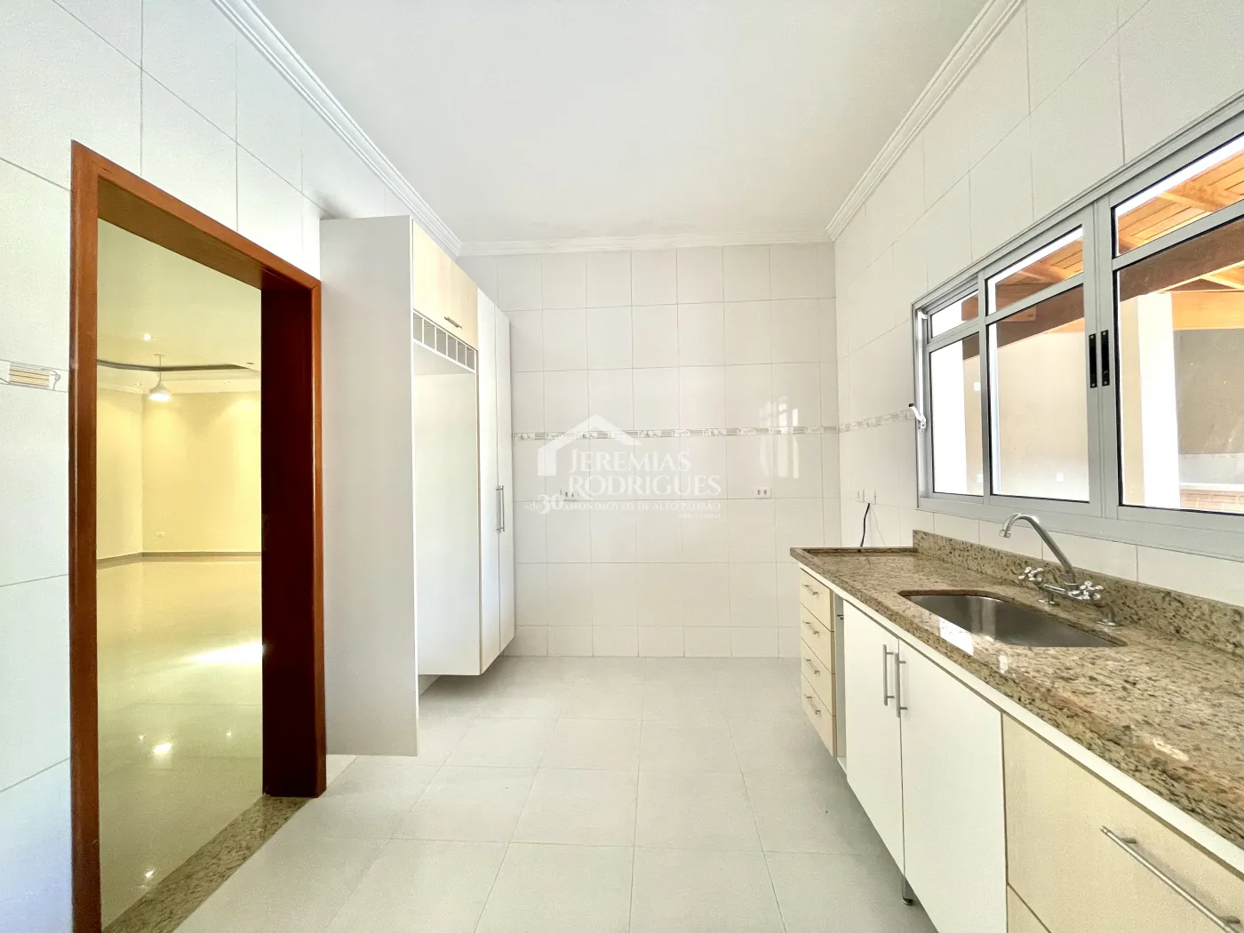 Casa para locação com 3 suítes no Condomínio Campos do Conde III em Tremembé/SP. 