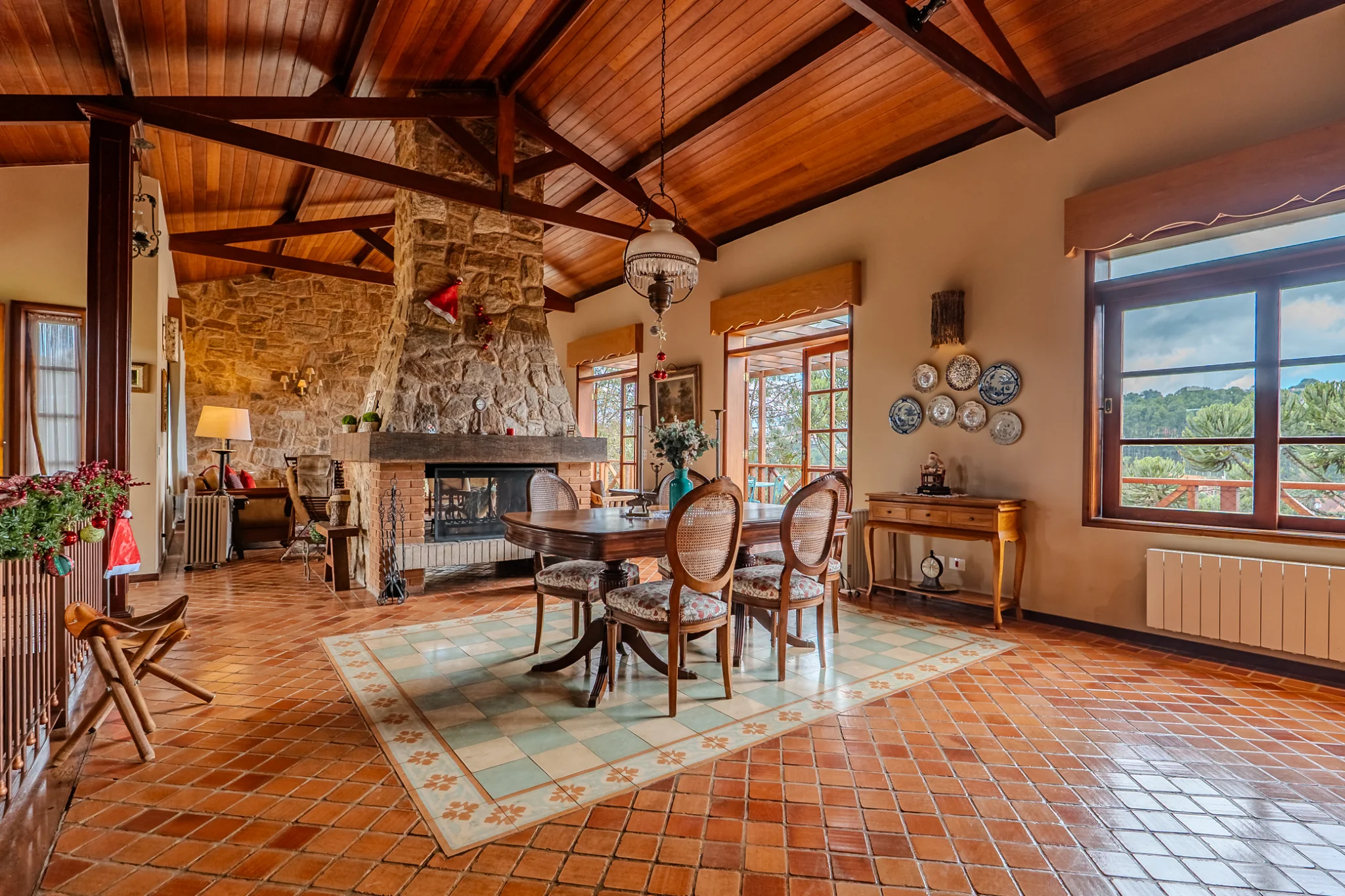 Casa estilo Toscana à venda com 4 suítes no Condomínio Vila Simonsen em Campos do Jordão/SP. 
