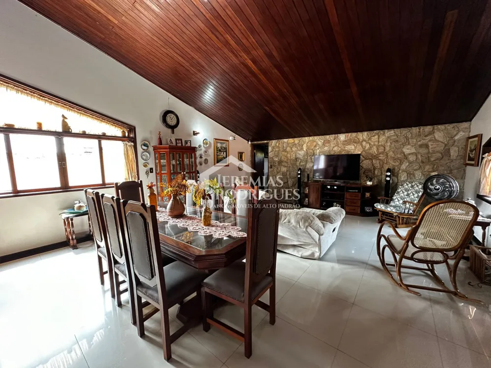 Casa à venda com 6 dormitórios no bairro Jardim das Nações em Taubaté/SP.