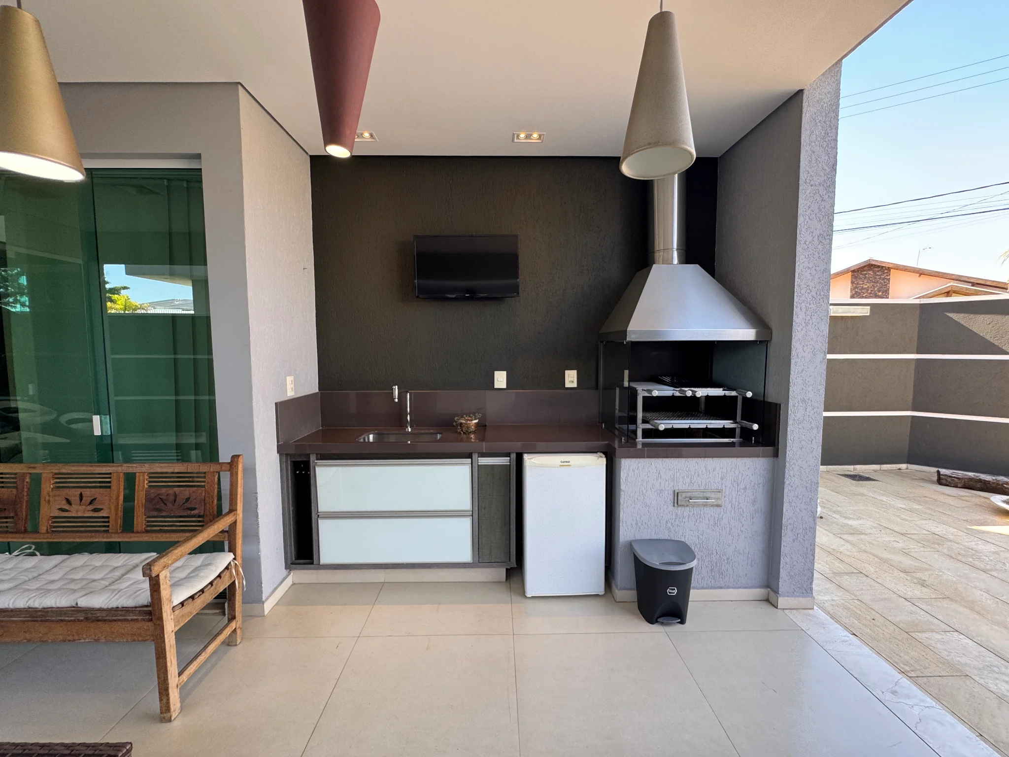 Casa para venda e locação com 3 dormitórios no Condomínio Campos do Conde III em Tremembé/SP.