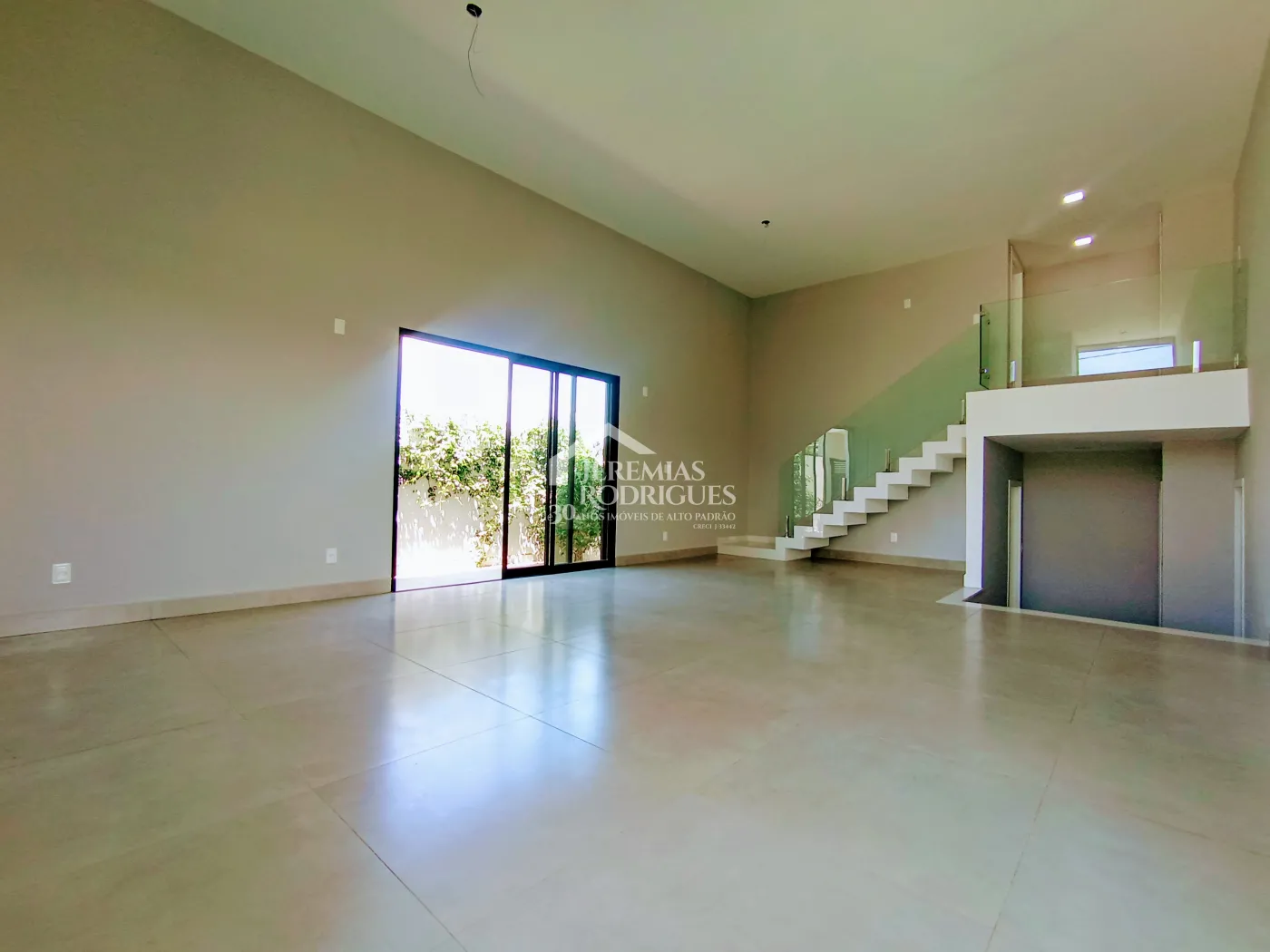 Casa assobradada à venda com 3 suítes no Condomínio Cyrela Landscape em Taubaté/SP.