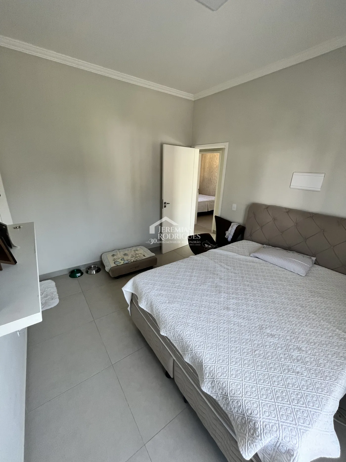 Casa assobradada à venda com 3 suítes no Condomínio Morada do Visconde em Tremembé /SP.