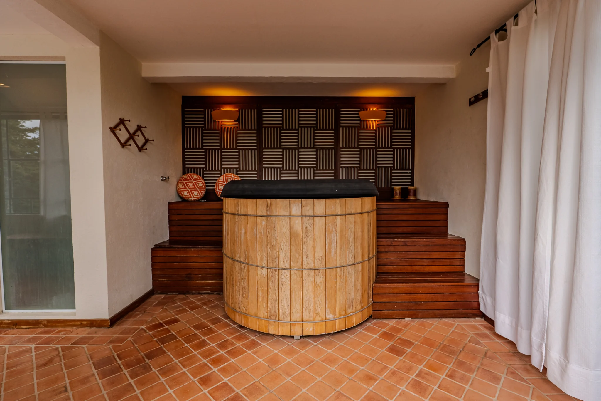 Casa estilo Toscana à venda com 4 suítes no Condomínio Vila Simonsen em Campos do Jordão/SP. 