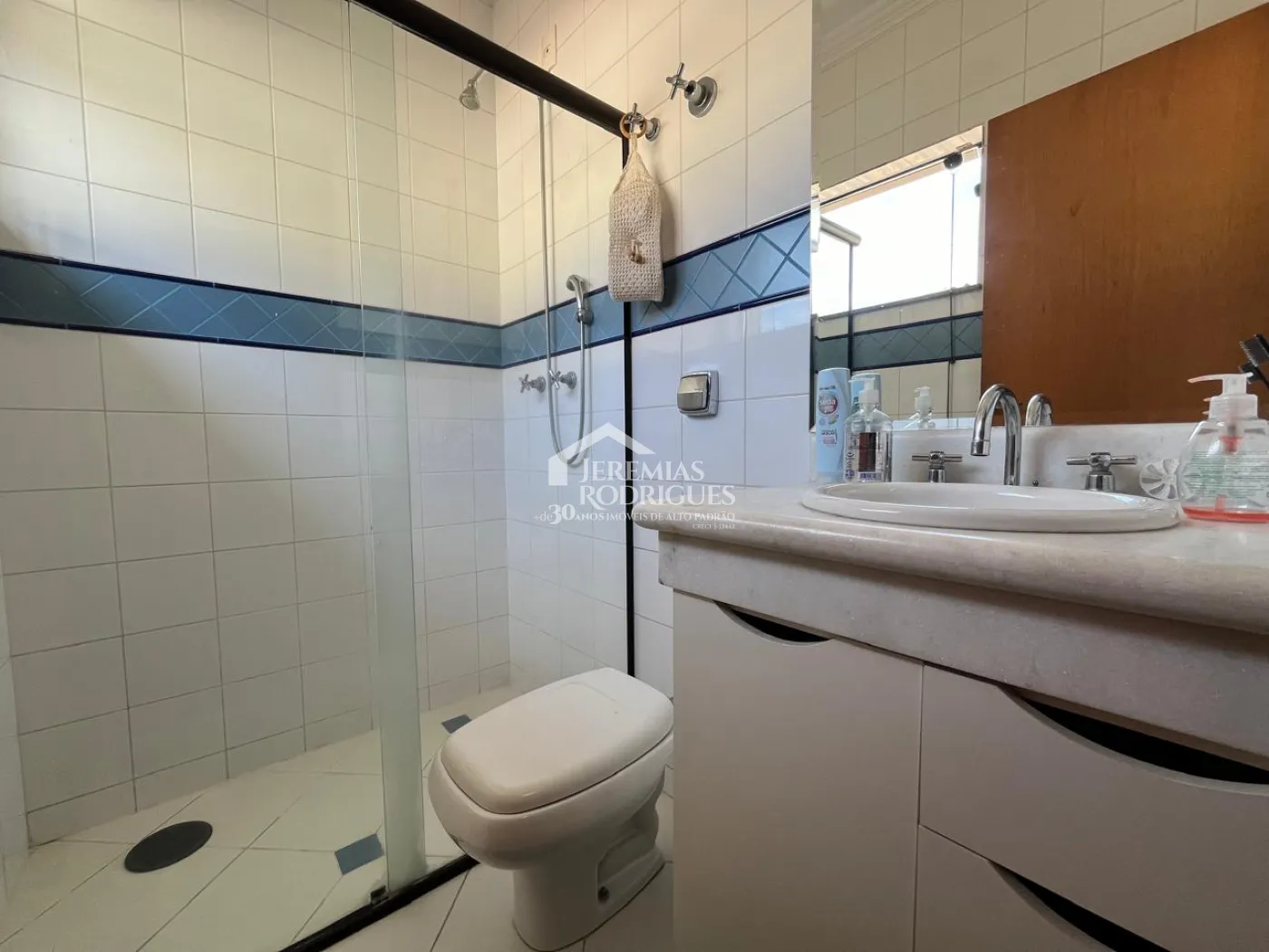 Casa à venda com 4 suítes no Condomínio Taubaté Village em Taubaté/SP.