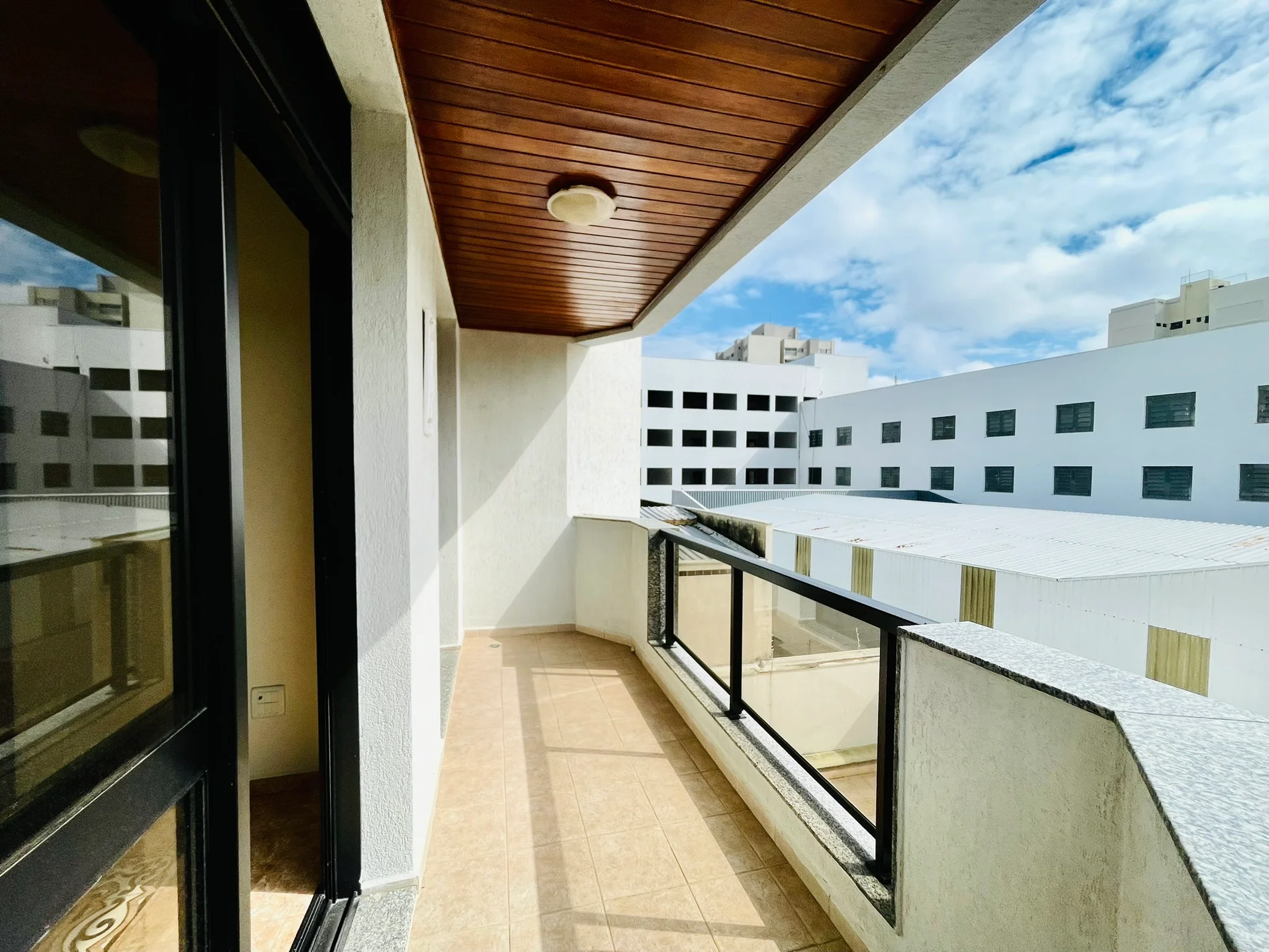 Apartamento para venda com 5 dormitórios no Edifício Olimpia em Taubaté/SP. 