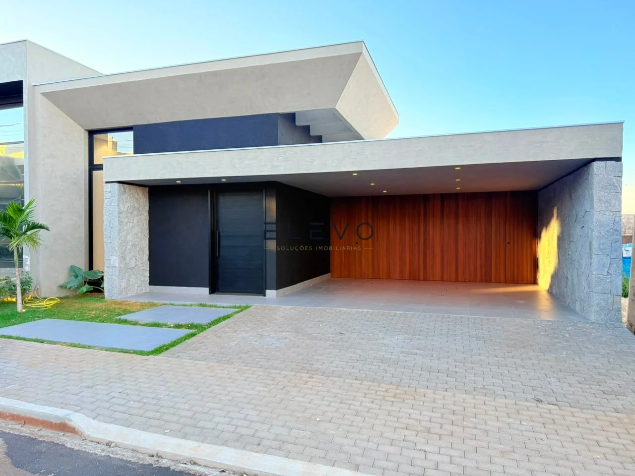 Casa Térrea à Venda no Condomínio Ouro Verde | 3 Suítes, Piscina e 237 m² em Sarandi-PR