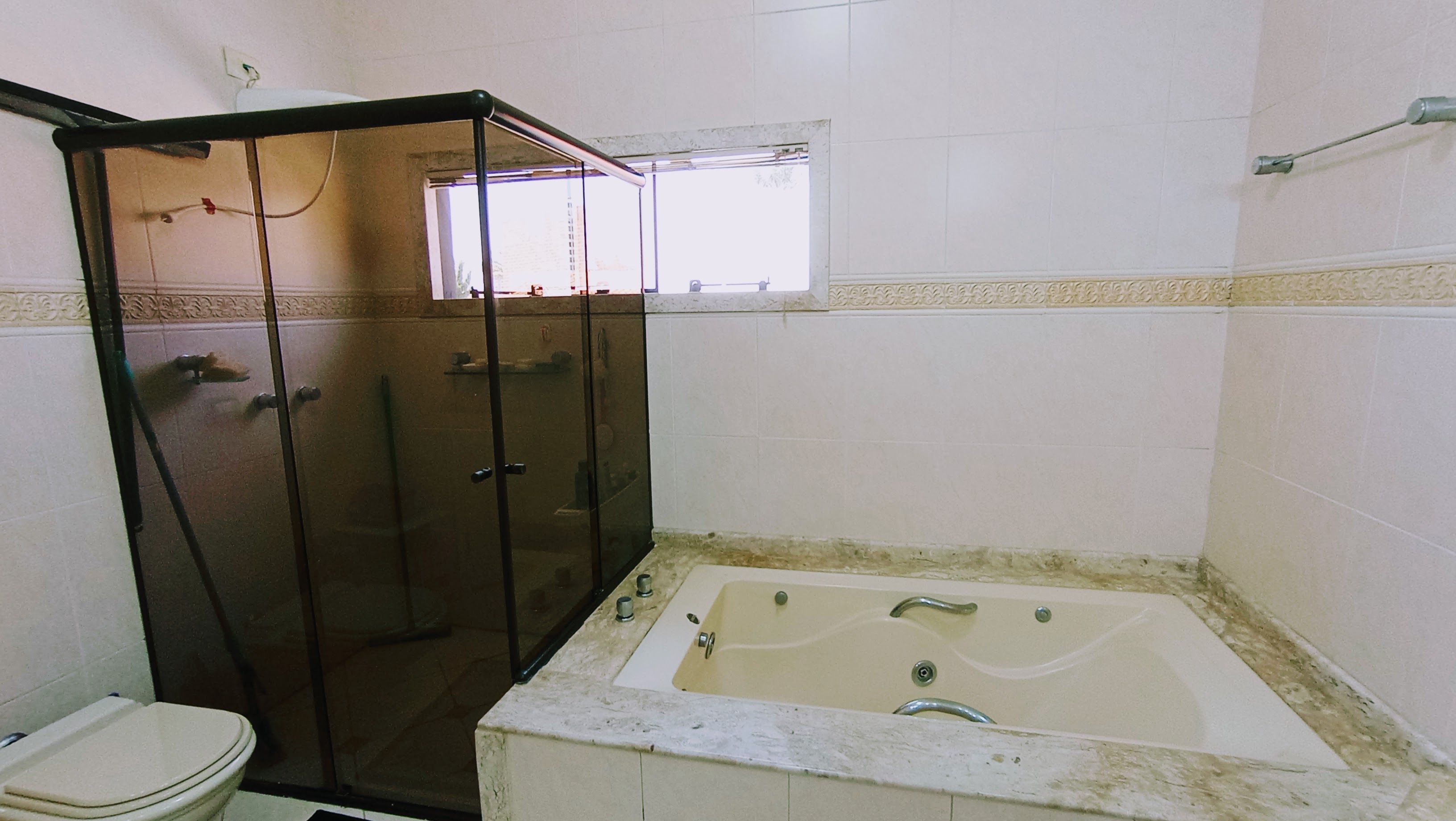 Casa à venda com 4 dormitórios no Condomínio Taubaté Village em Taubaté/SP.