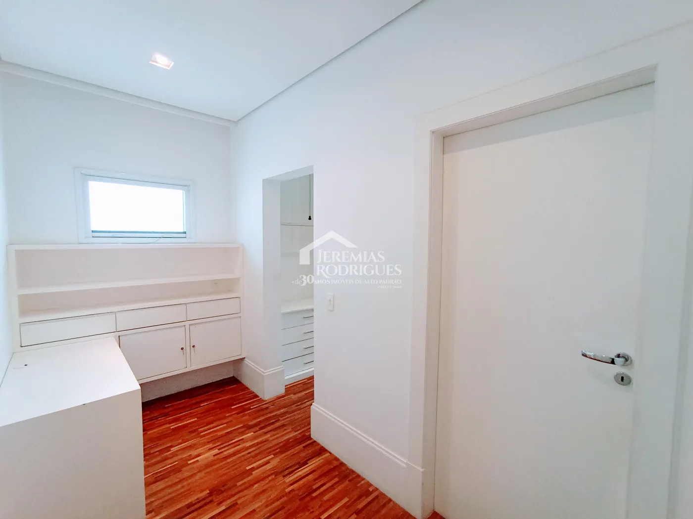 Casa para venda e locação com 4 suítes no Condomínio Taubaté Village em Taubaté/SP.