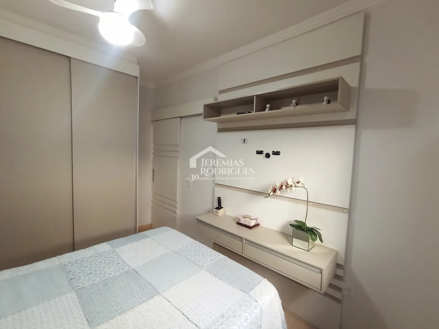 Casa à venda com 3 dormitórios no Condomínio Terras do Vale em Caçapava/SP.