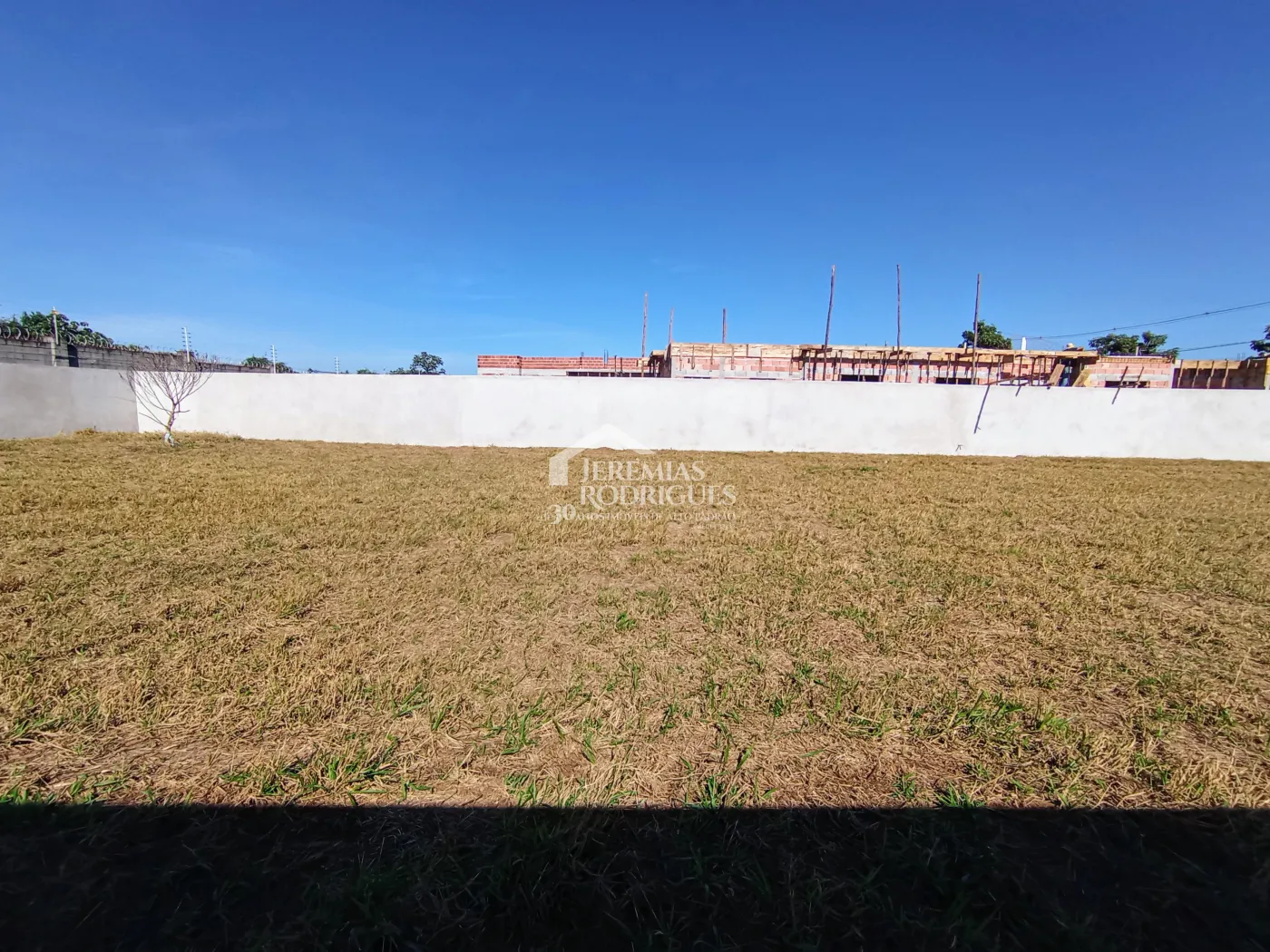Terreno à venda com 1.044 m² no Condomínio Colonial Village II em Pindamonhangaba/SP.