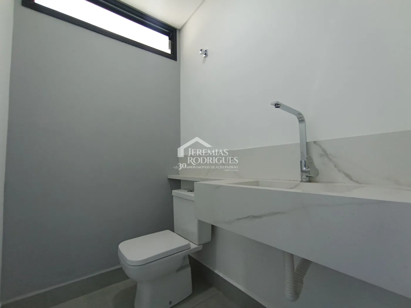 Casa assobradada à venda com 3 suítes no Condomínio Cyrela Landscape em Taubaté/SP.