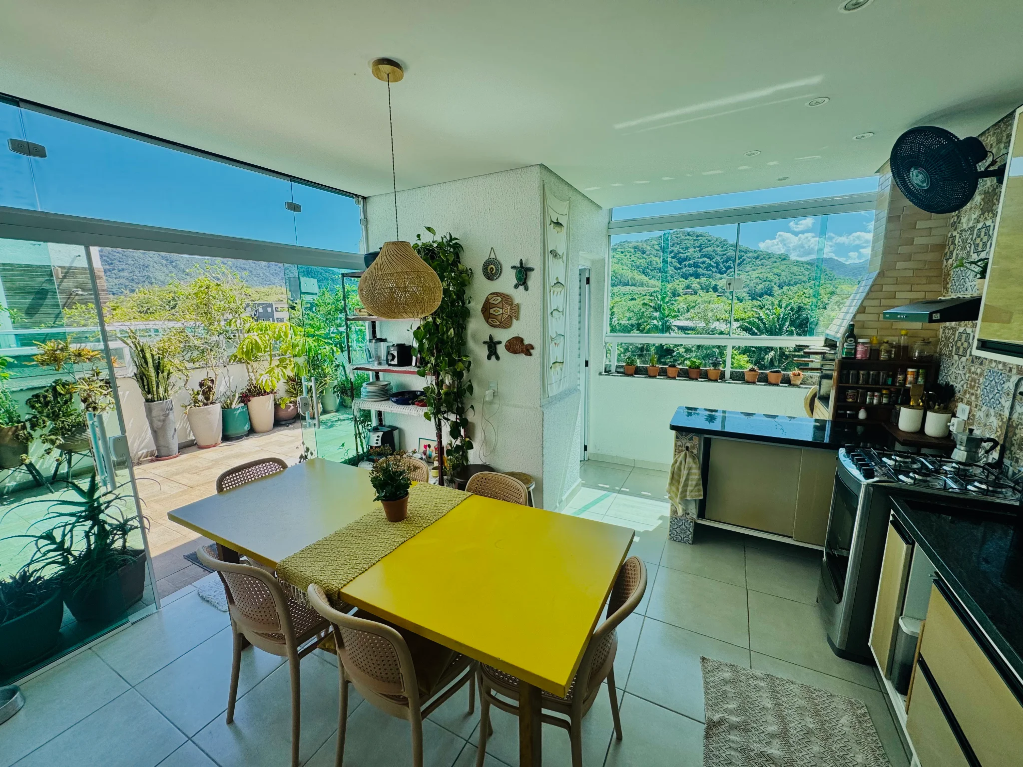 Apartamento à venda com 3 dormitórios no Condomínio Jardim das Palmeiras em Ubatuba/SP. 