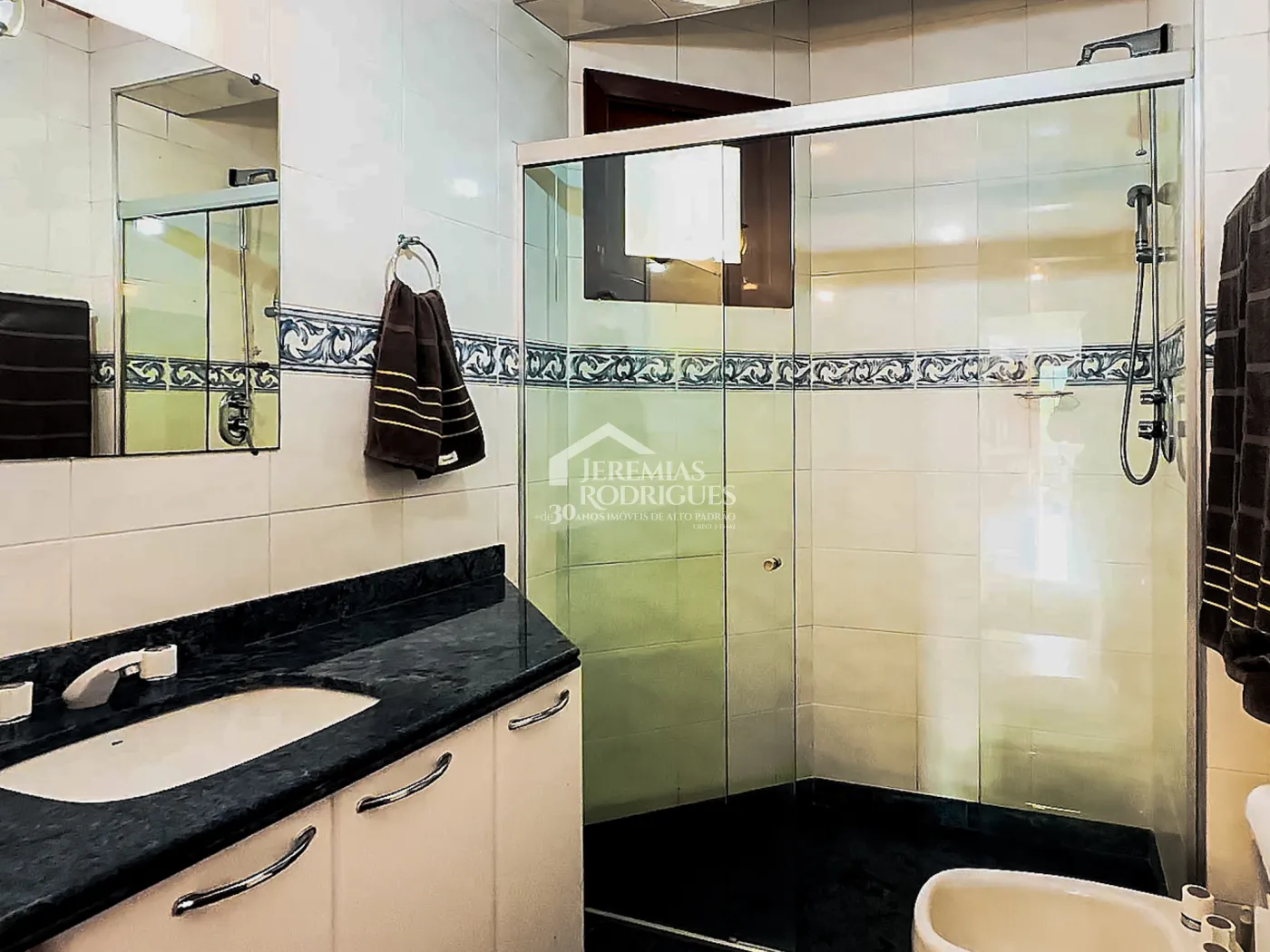 Casa à venda com 5 dormitórios no Condomínio Residencial Gran Ville em Campos do Jordão/SP.