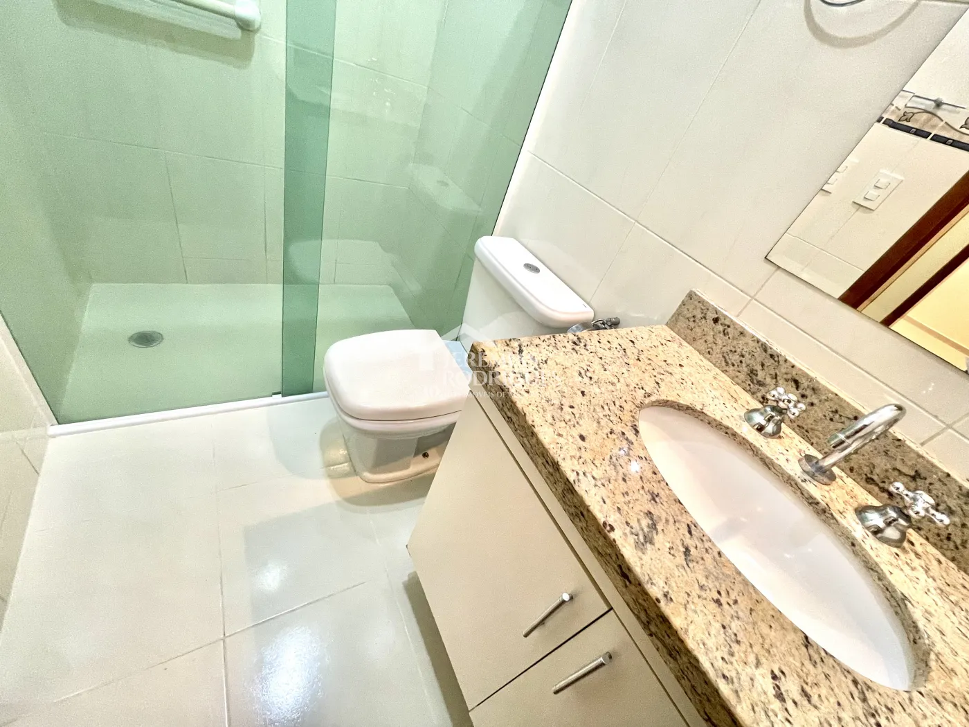 Casa para locação com 3 suítes no Condomínio Campos do Conde III em Tremembé/SP. 