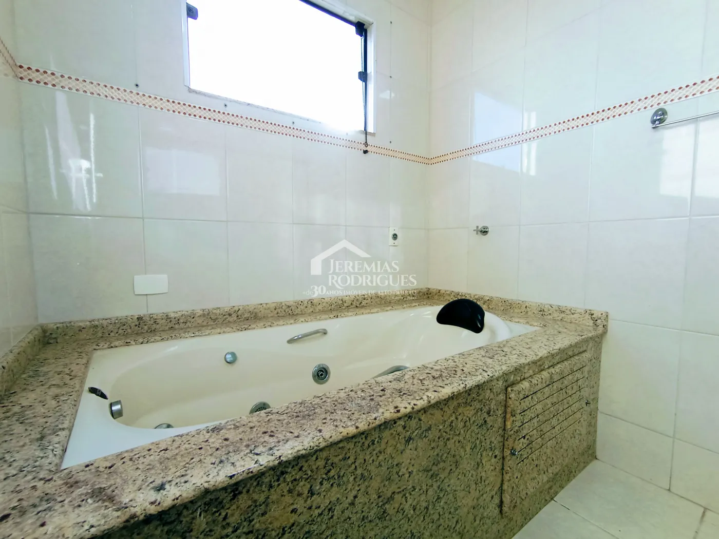 Casa para venda e locação com 4 dormitórios no Condomínio Campos do Conde I em Tremembé/SP