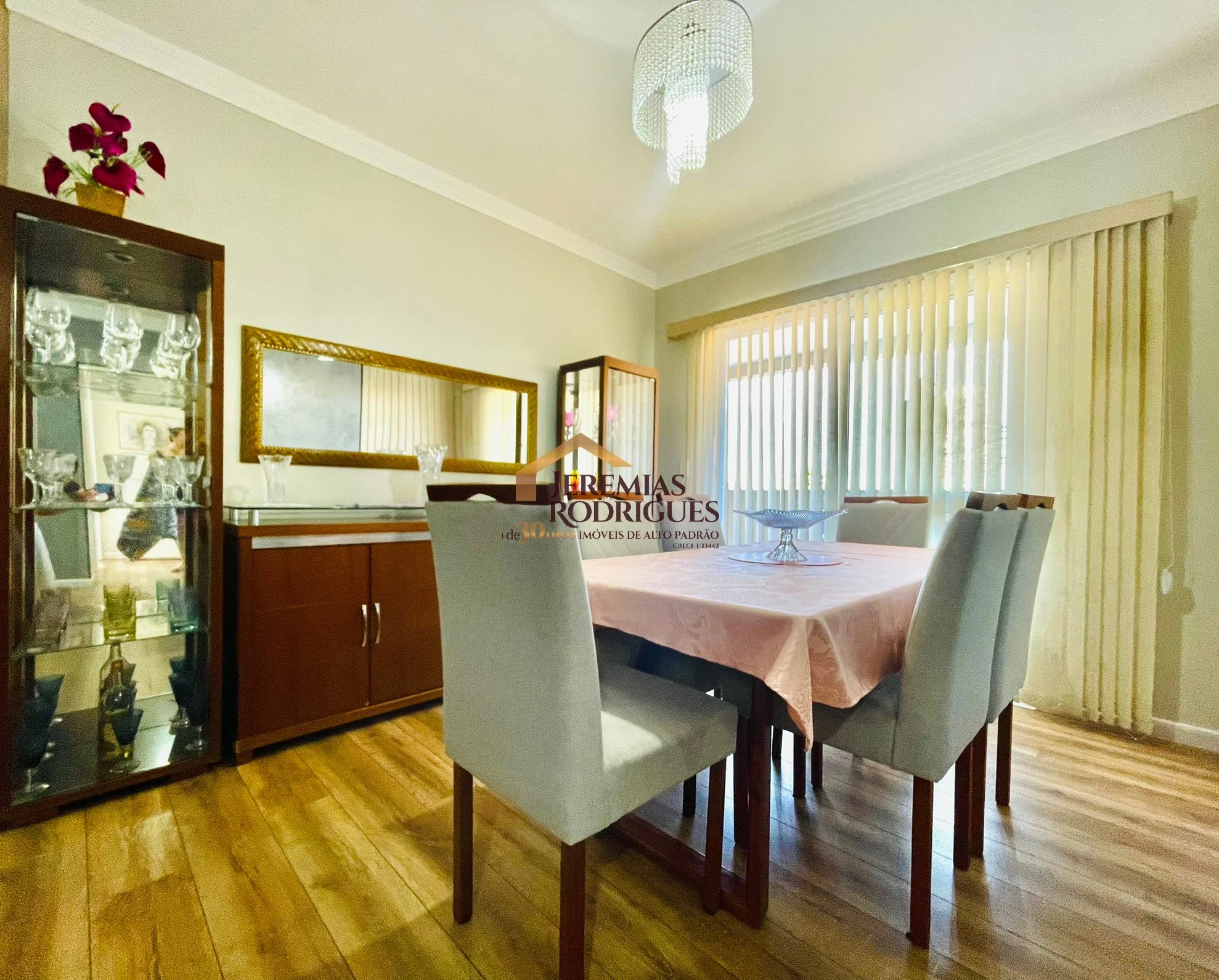 Apartamento à venda no Edifício Maison em Taubaté/ SP.
