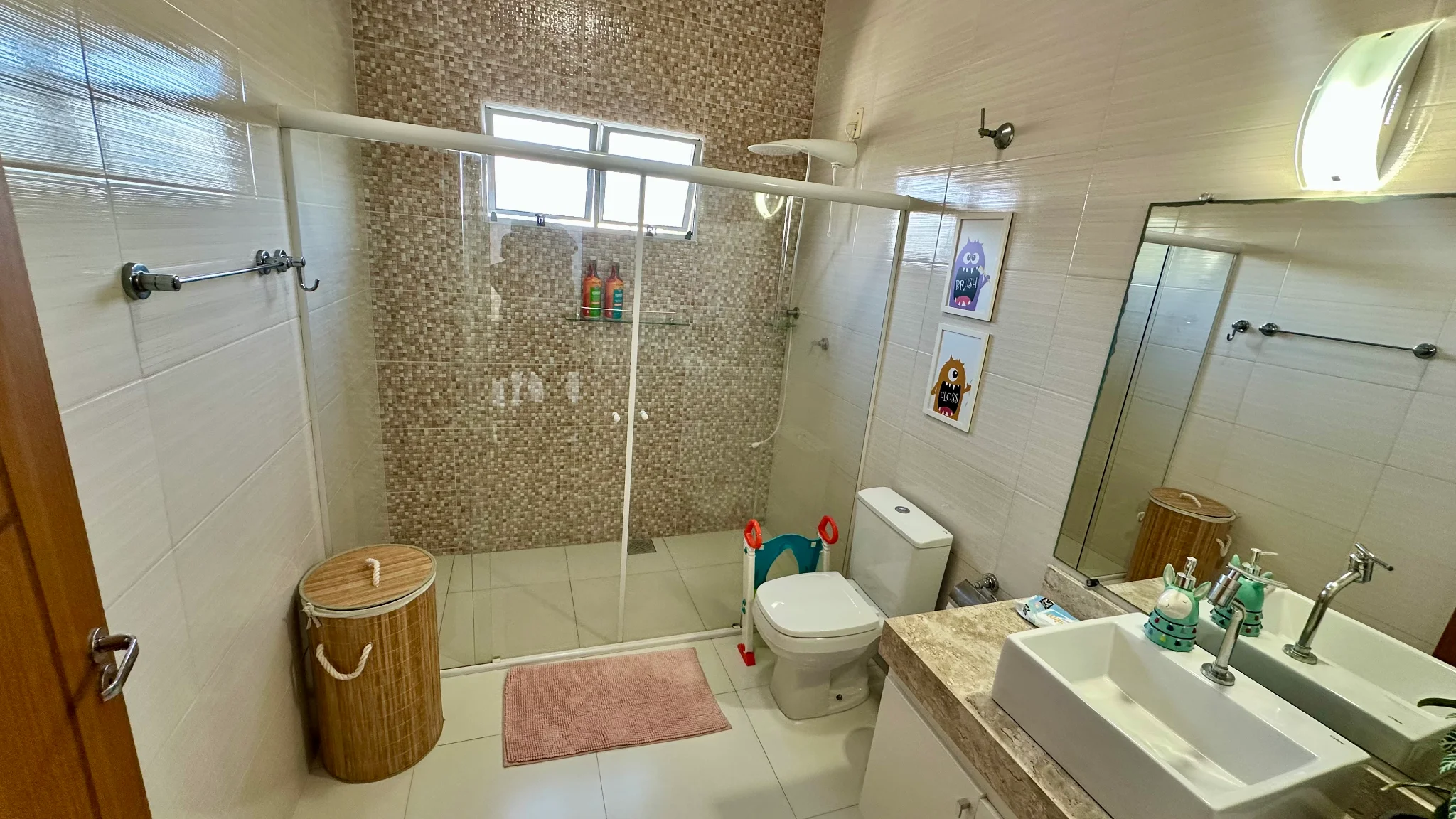 Casa para venda e locação no Condomínio Reserva dos Lagos em Pindamonhangaba/SP. 