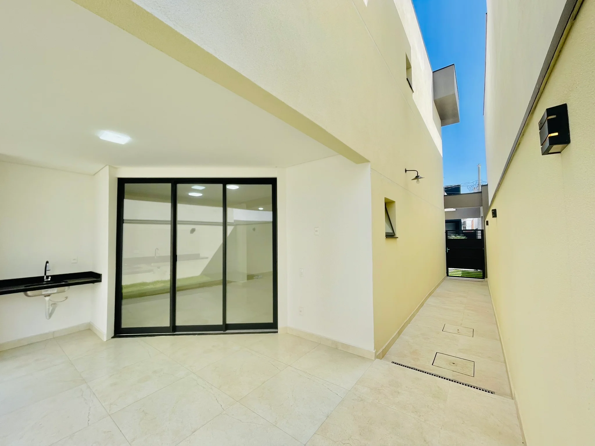 Casa com 3 dormitórios à venda no Condomínio Recanto Tropical em Taubaté/SP.