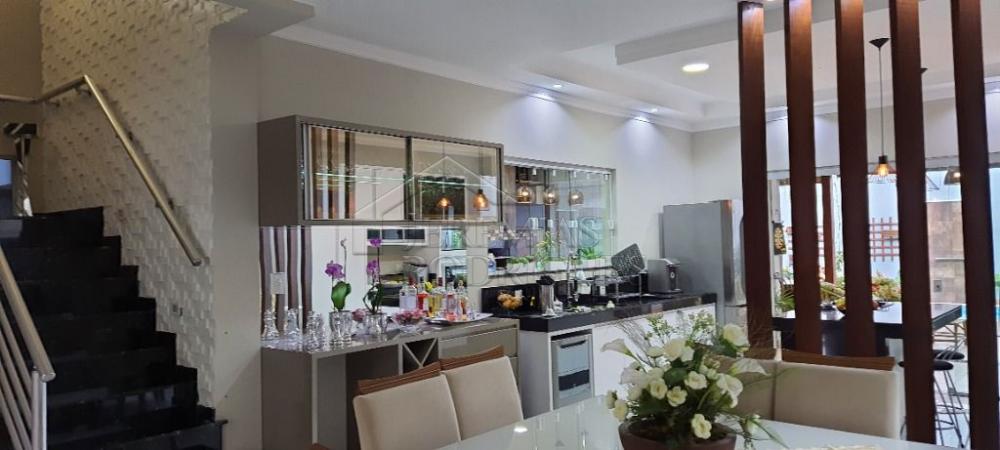 Casa à venda com 3 suítes no Condomínio Parque das Araucárias em Tremembé/SP.