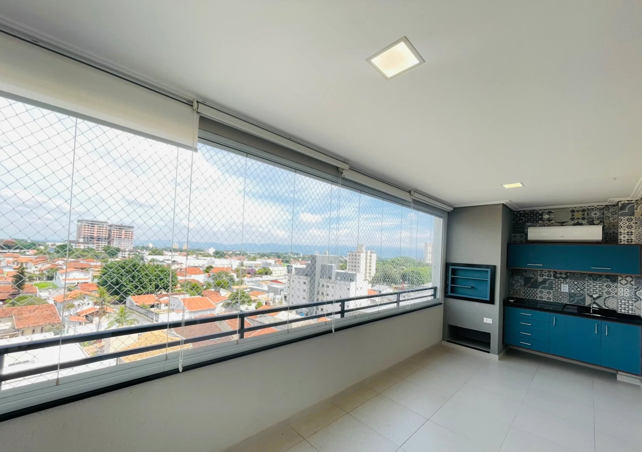 Apartamento à venda com 3 suítes no Condomínio Gran Terrace em Taubaté/SP. 