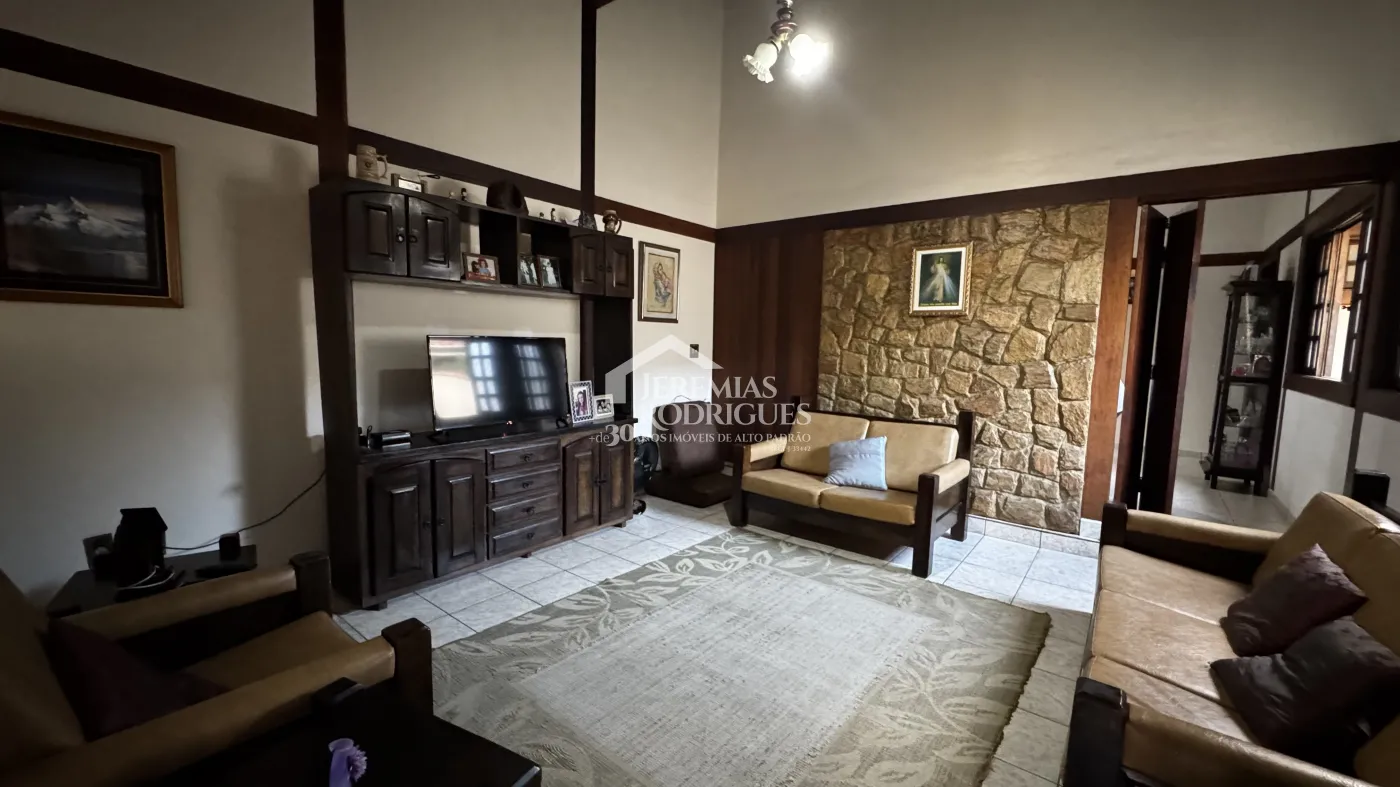 Casa à venda com 3 dormitórios no bairro Vila Rica em Pindamonhangaba/SP