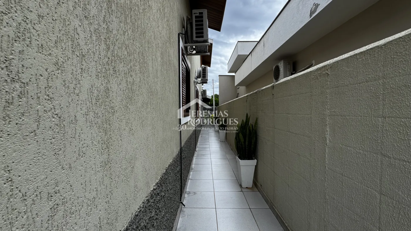 Casa assobradada à venda com 4 dormitórios no Condomínio Jardim das Hortênsias em Taubaté/SP.