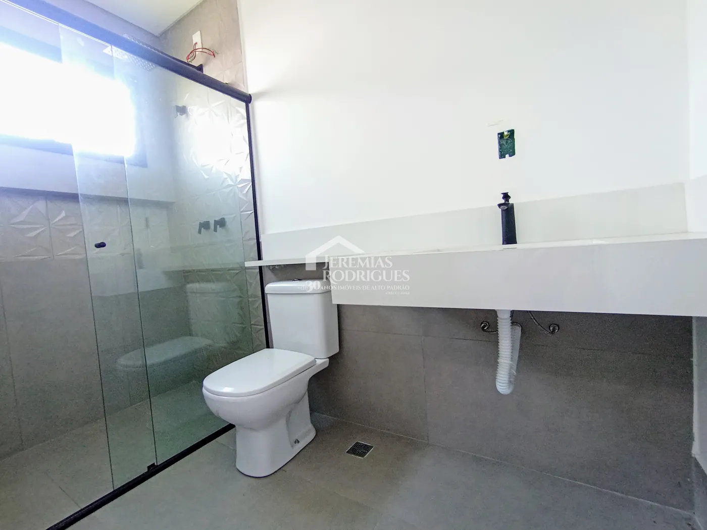 Casa assobradada à venda com 3 suítes no Condomínio Cyrela Landscape em Taubaté/SP.