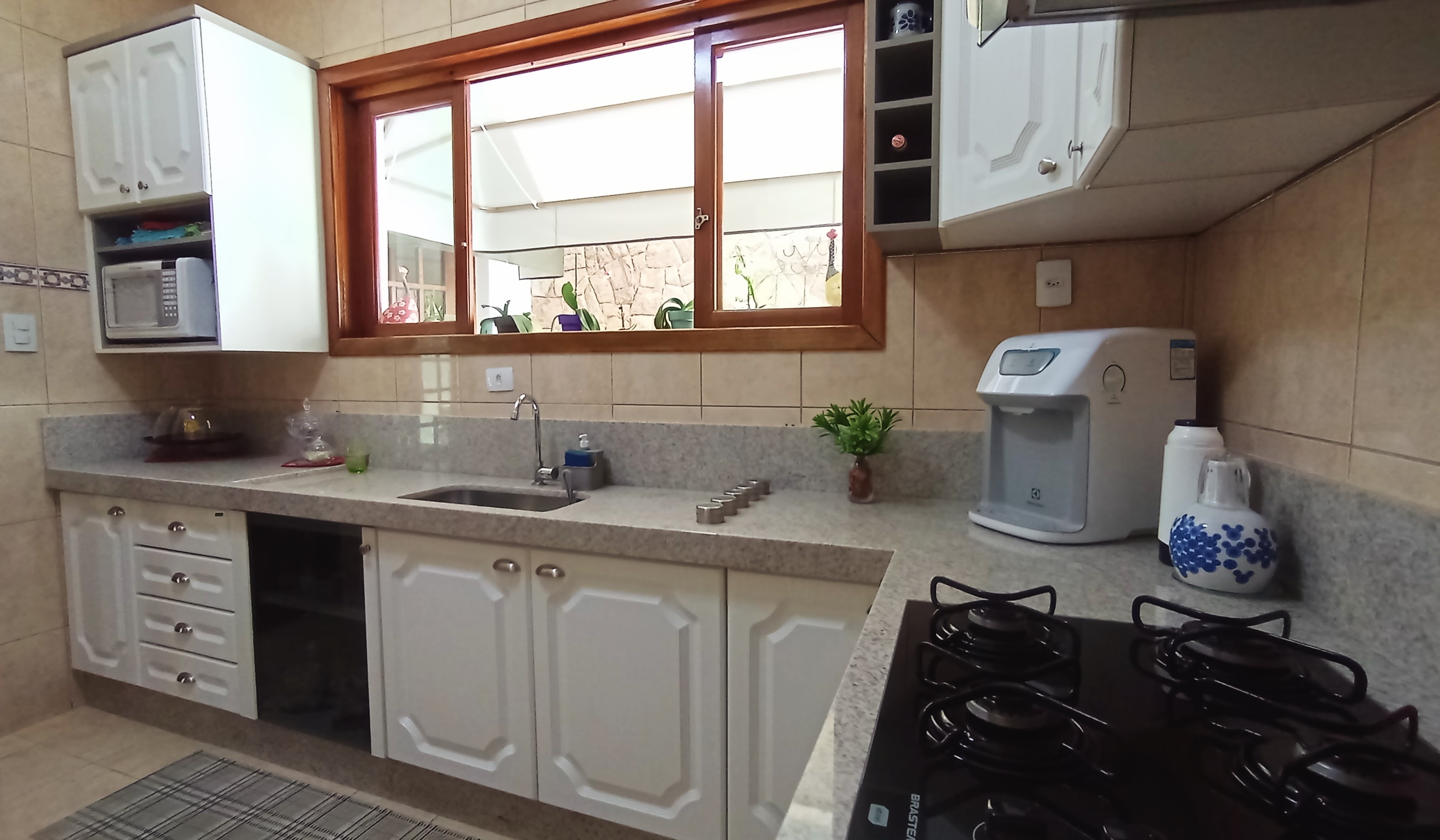 Casa à venda com 3 dormitórios no bairro Jardim do Sol em Taubaté/SP.