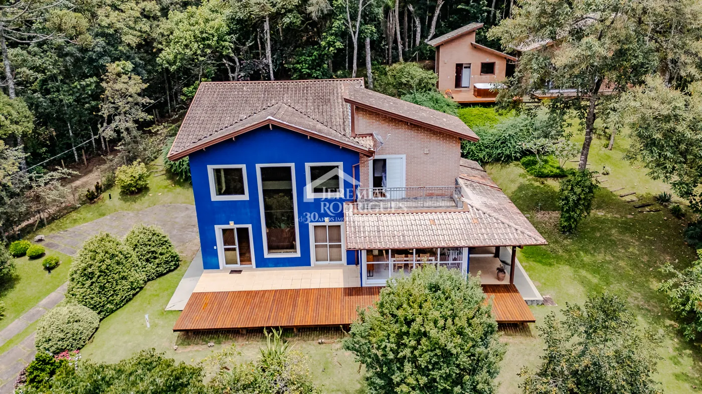 Casa assobradada à venda com 3 dormitórios no Condomínio Parque da Mantiqueira em Santo Antônio do Pinhal/SP.