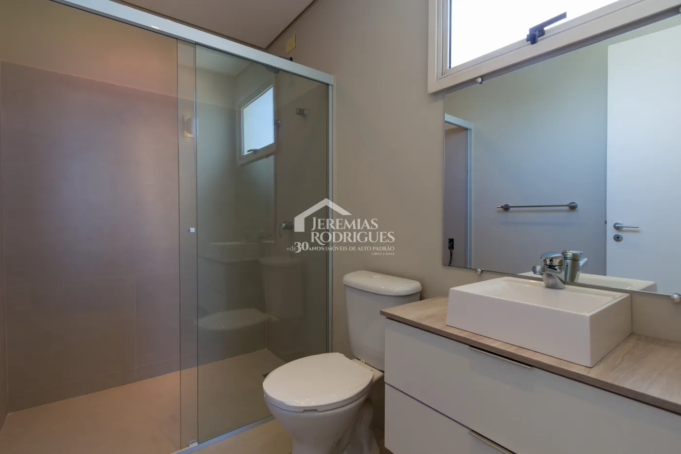 Apartamento à venda com 3 suítes, 274 m² no Edifício Milão em Taubaté/SP.