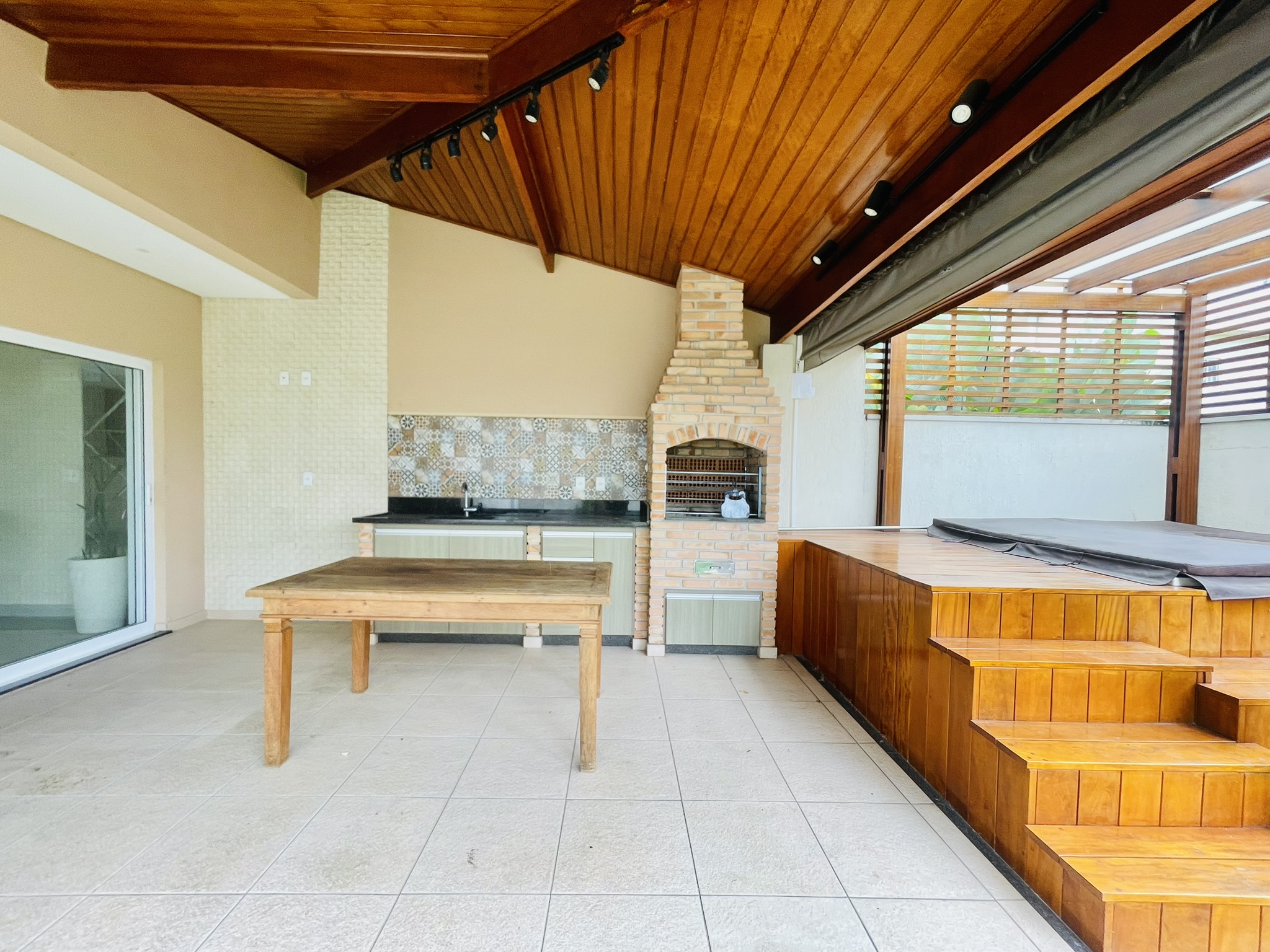 Casa para locação com 4 dormitórios no Condomínio Campos do Conde II em Tremembé/SP.