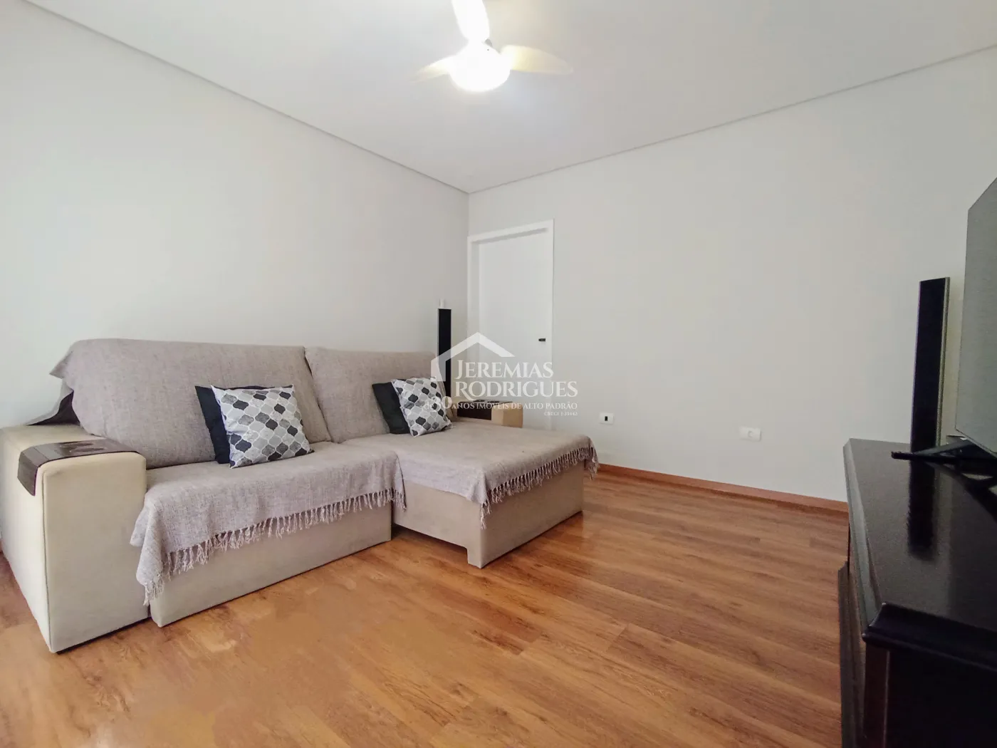 Casa à venda com 3 suítes no Condomínio Reserva dos Lagos em Pindamonhangaba/SP.