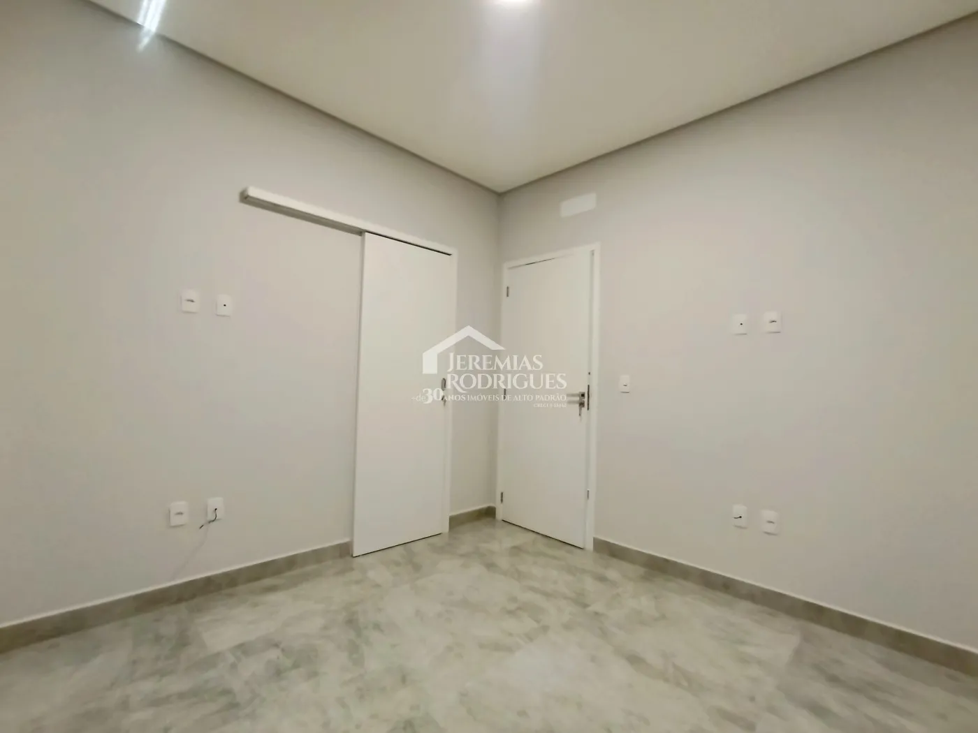 Casa à venda com 300 m² no Condomínio Ouro Ville em Taubaté/SP.