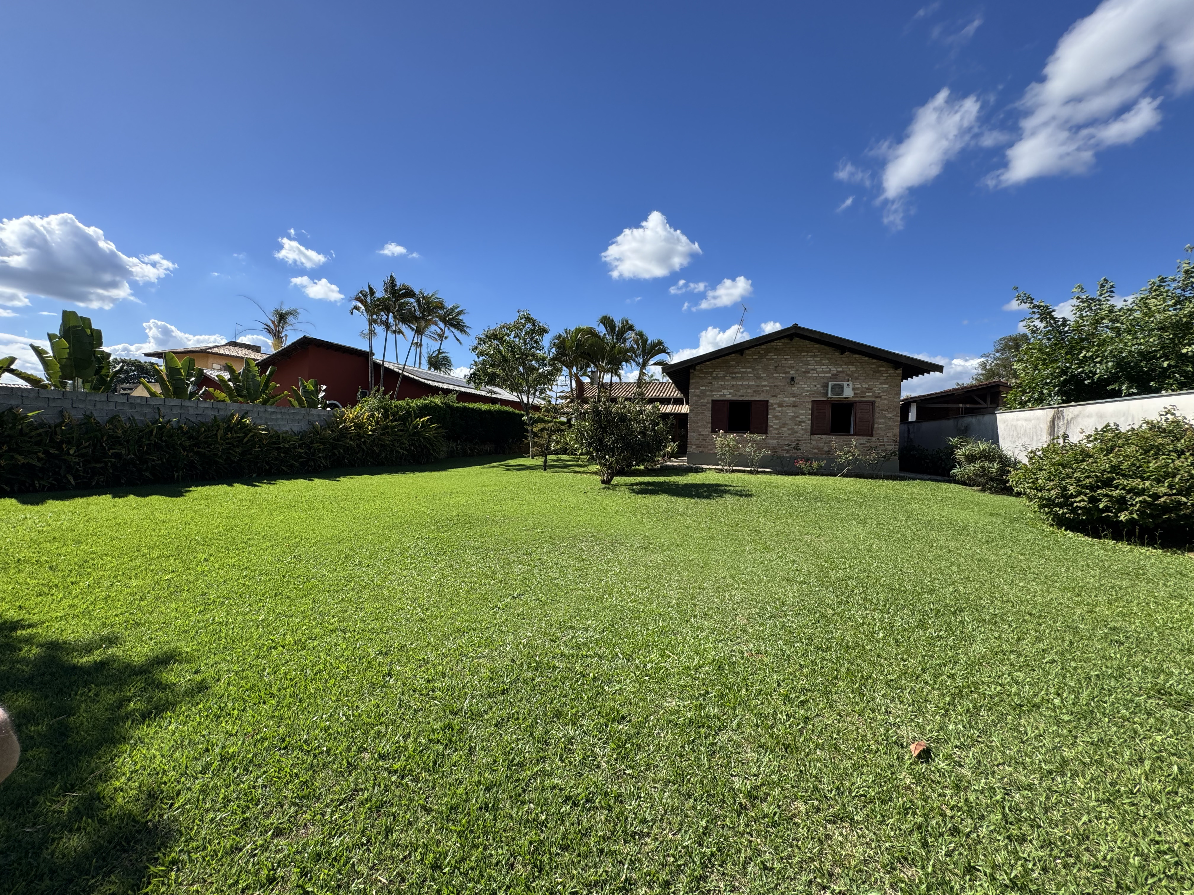 Casa à venda com 4 dormitórios no Condomínio Village Paineiras em Pindamonhangaba/SP.