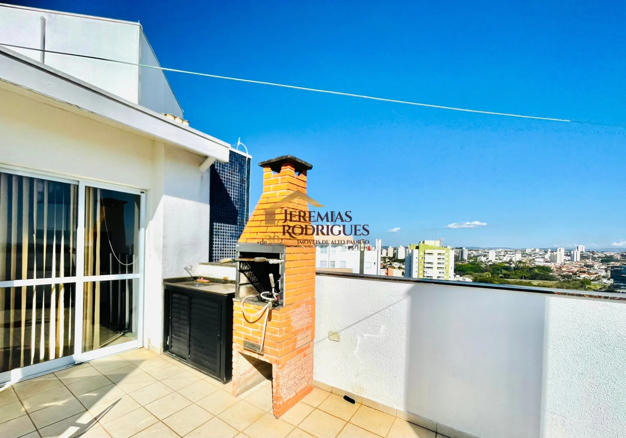 Cobertura Duplex semimobiliada para locação no Edifício Village Towers em Taubaté/SP.